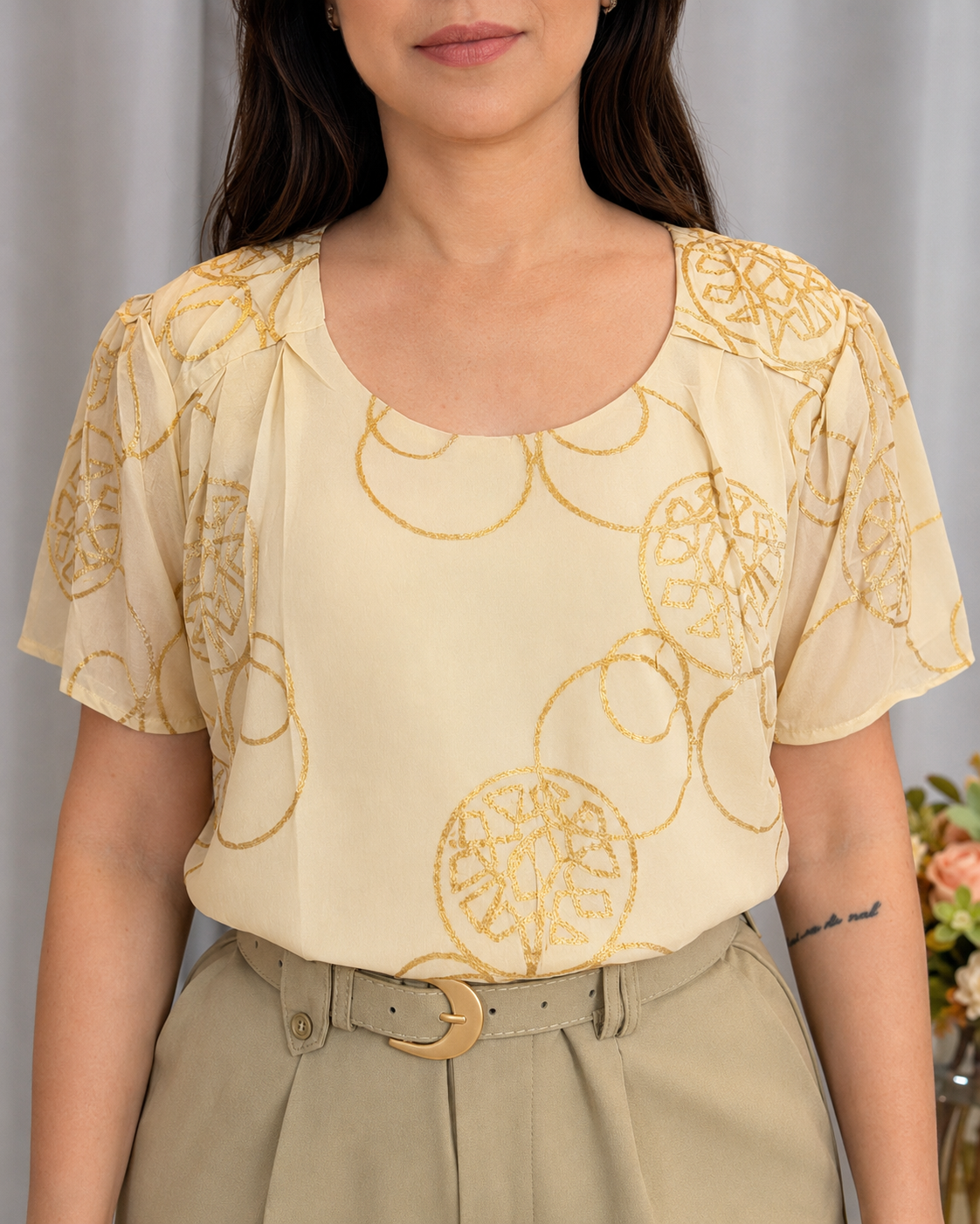 Blusa em Laise com Pregas no Colo Dália Bege