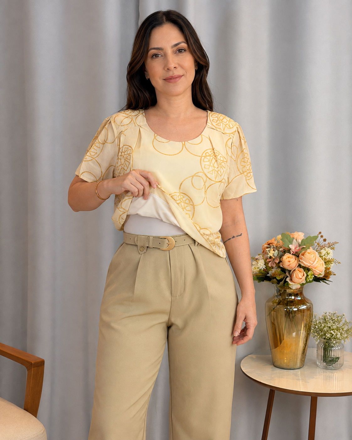 Blusa em Laise com Pregas no Colo Dália Bege