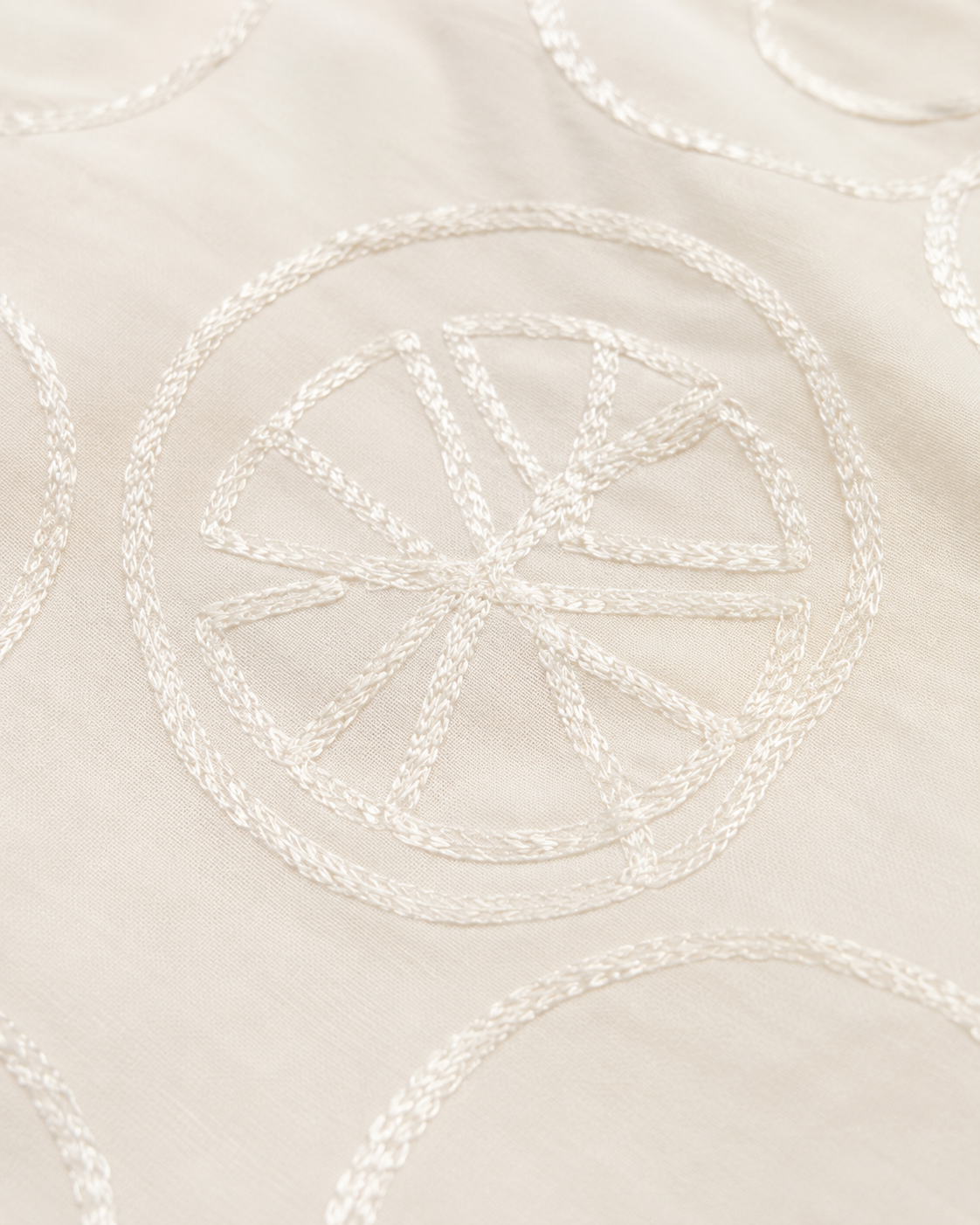 Blusa em Laise com Pregas no Colo Dália Branca