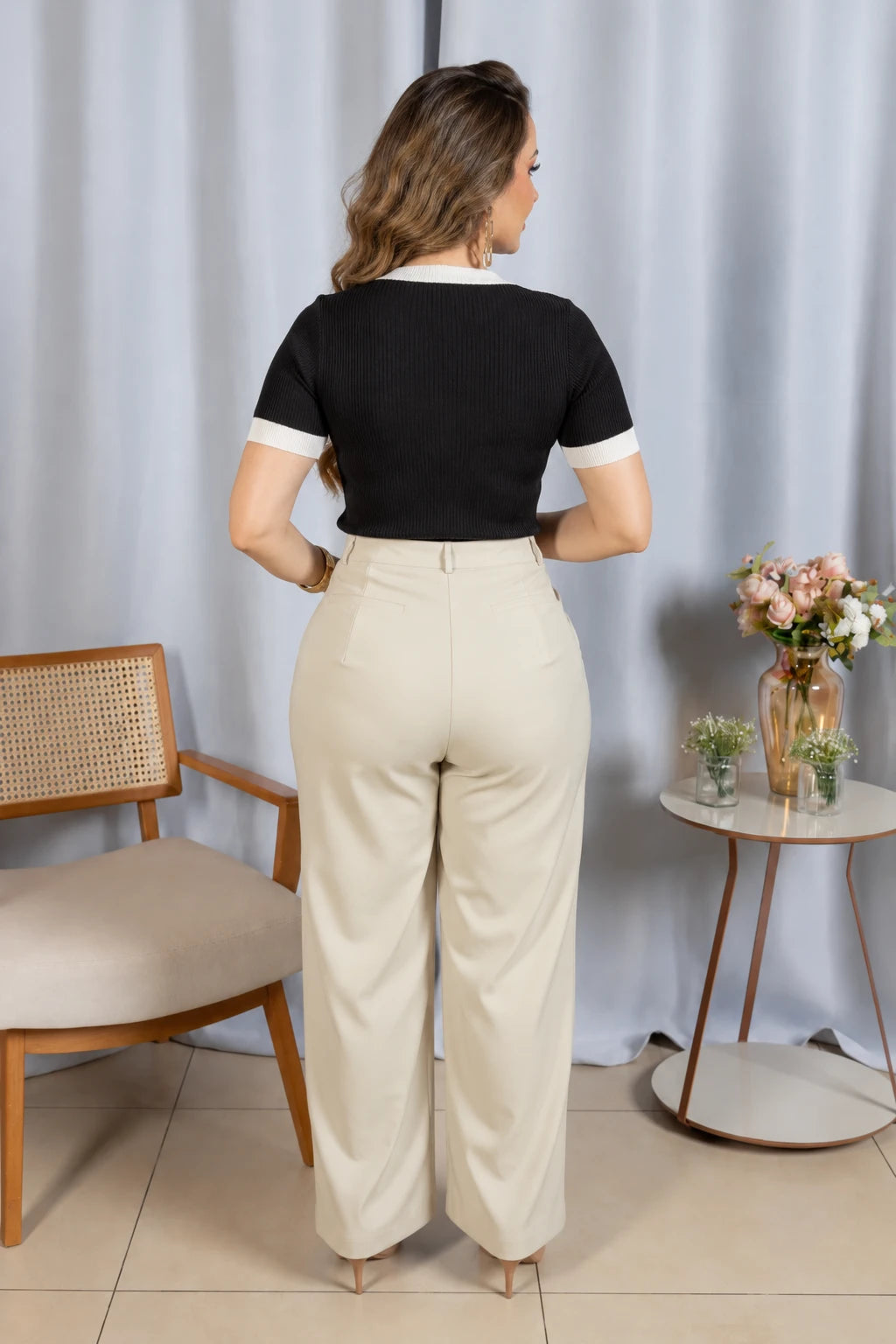 Blusa Leve com Detalhes Contrastantes Fernanda Preta - foto 5