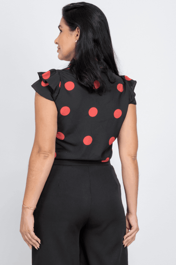 Blusa Manga Curta Detalhe Laço Karina Estampada Preta Com Poá Vermelho - imporium