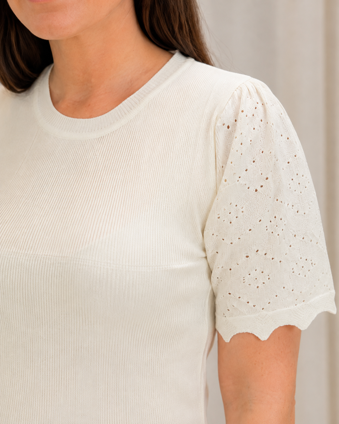 Blusa Manga Curta Que Estica Detalhe Vazado Vivian Branca