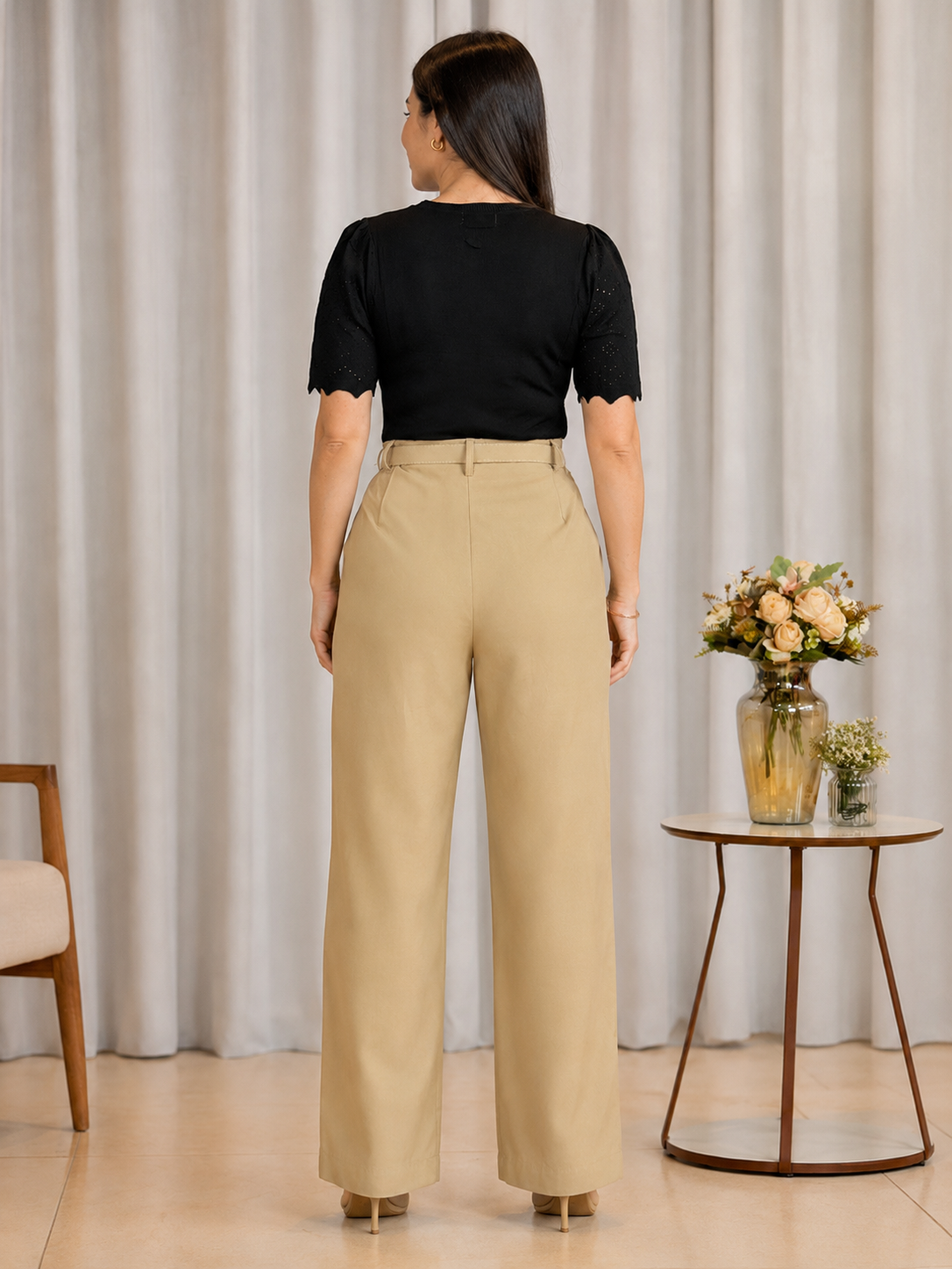 Blusa Manga Curta Que Estica Detalhe Vazado Vivian Preta
