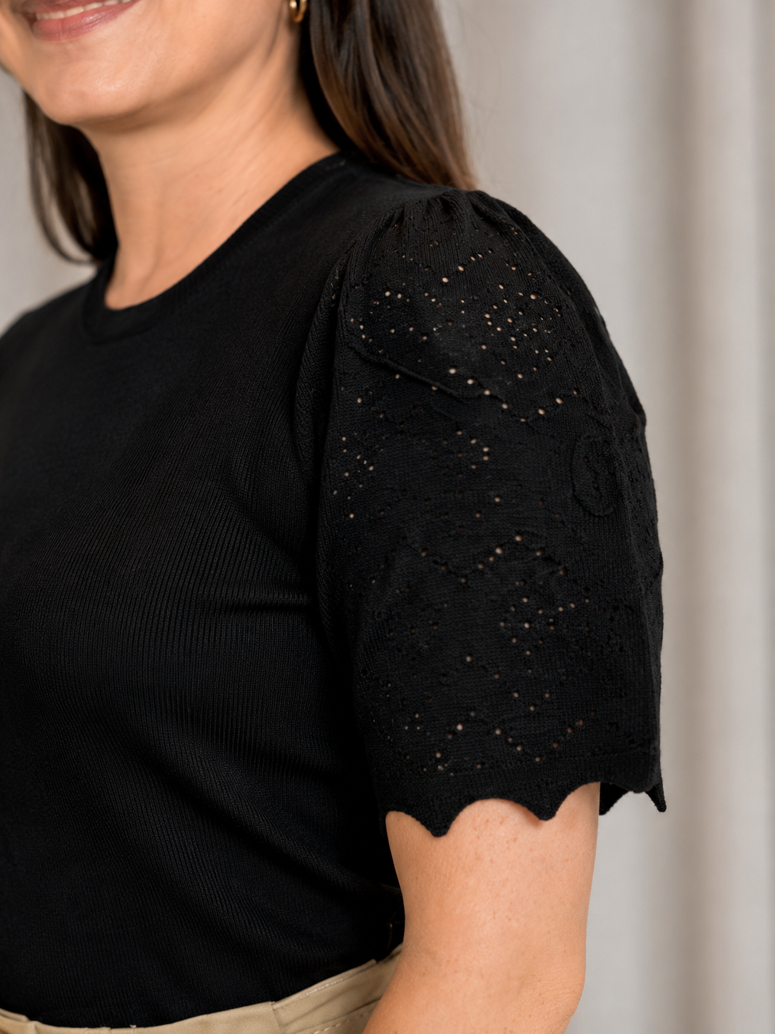 Blusa Manga Curta Que Estica Detalhe Vazado Vivian Preta