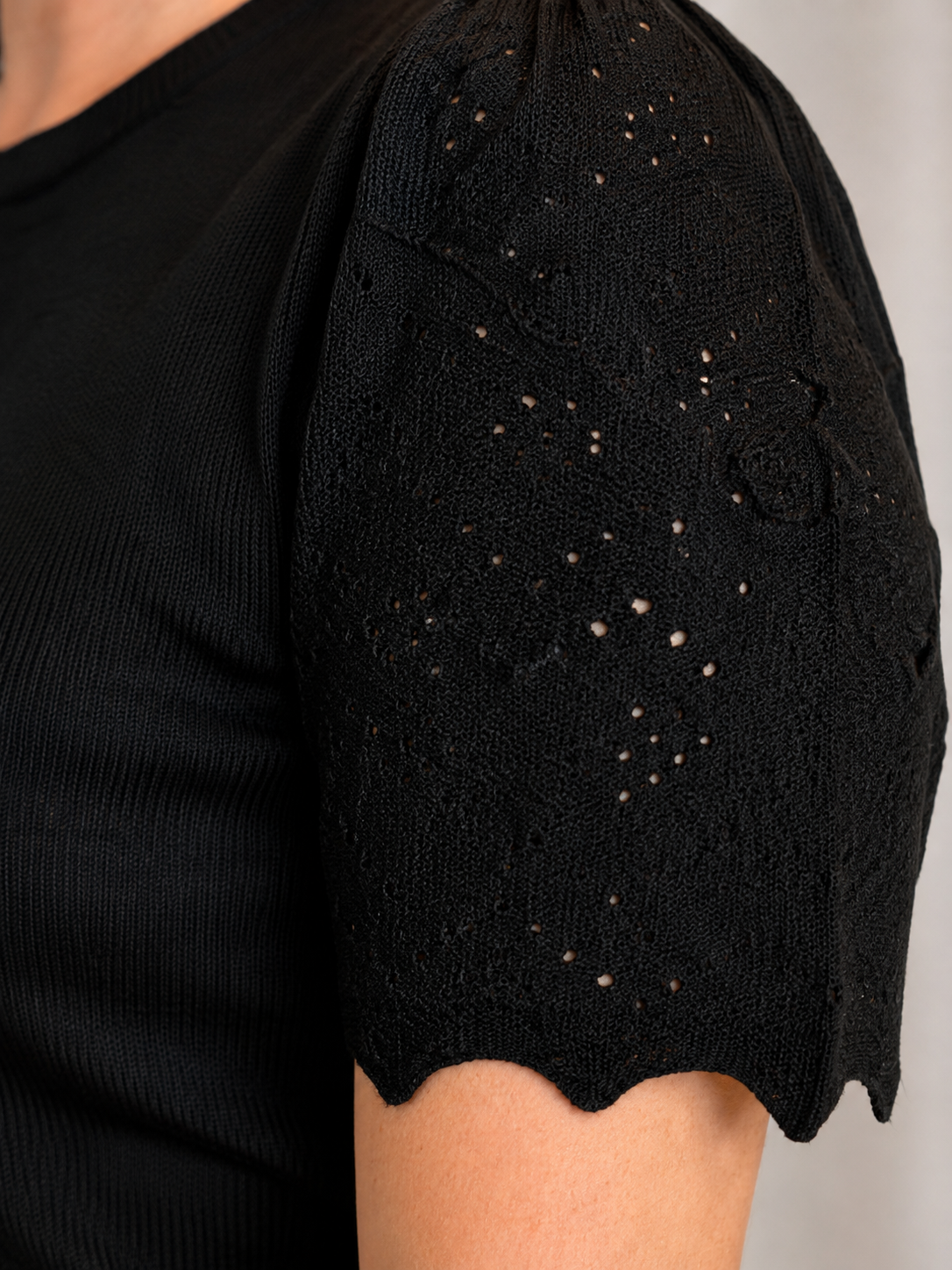 Blusa Manga Curta Que Estica Detalhe Vazado Vivian Preta