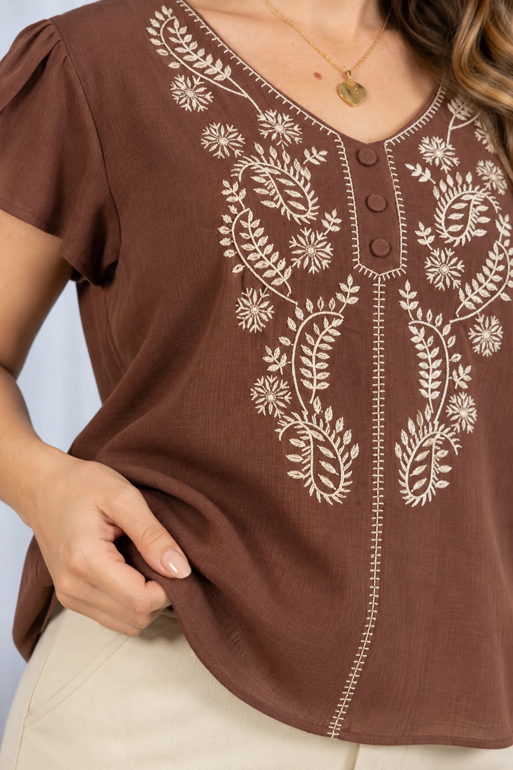 Blusa Manga Curta Transpassada Bordada Milena Marrom - foto 4