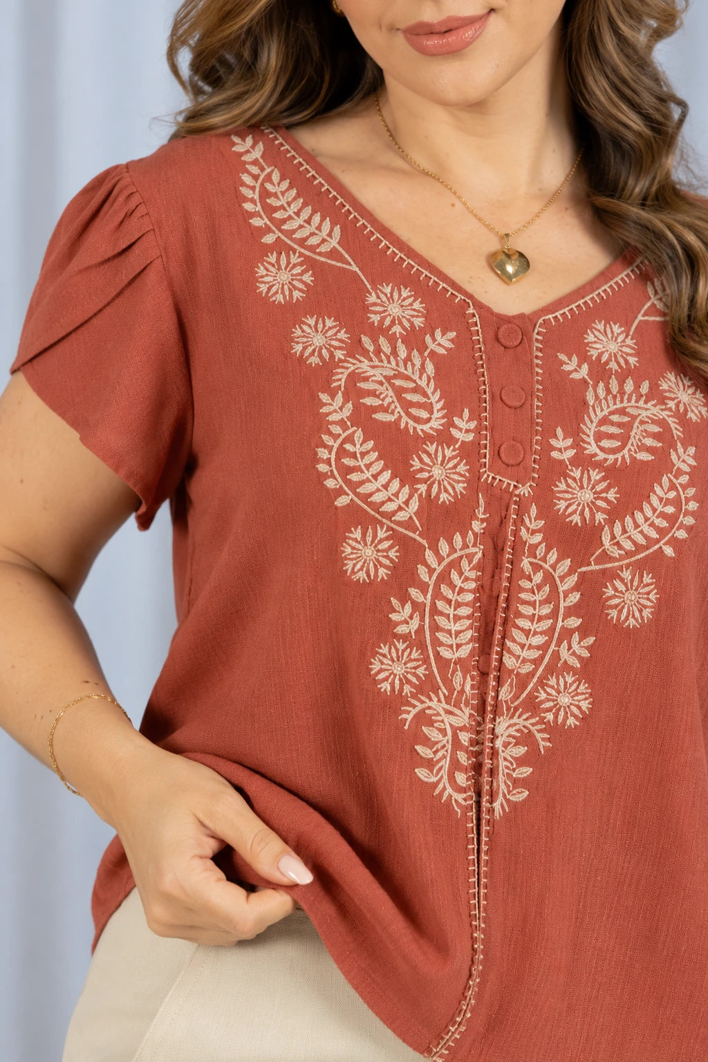 Blusa Manga Curta Transpassada Bordada Milena Terracota - foto 4