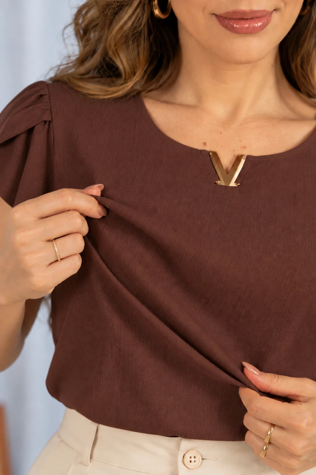 Blusa Manga Curta Transpassada Decote V Laiara Marrom - foto 4