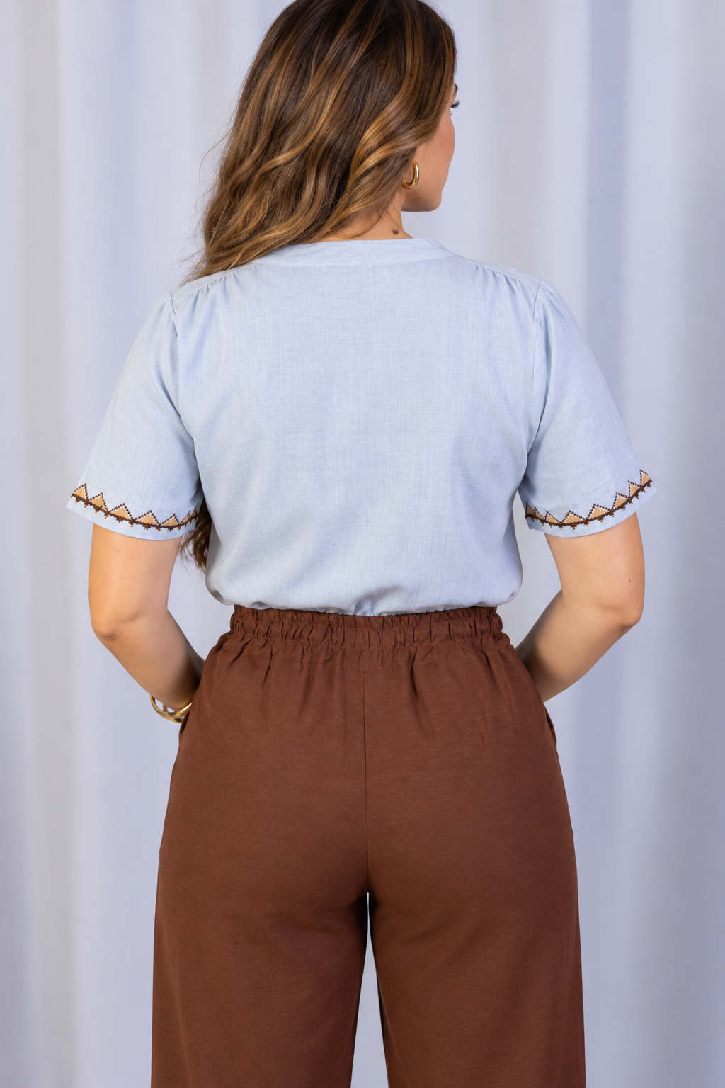Blusa Manga Curta em Visco Linho com Bordados e Amarração Carina Azul
