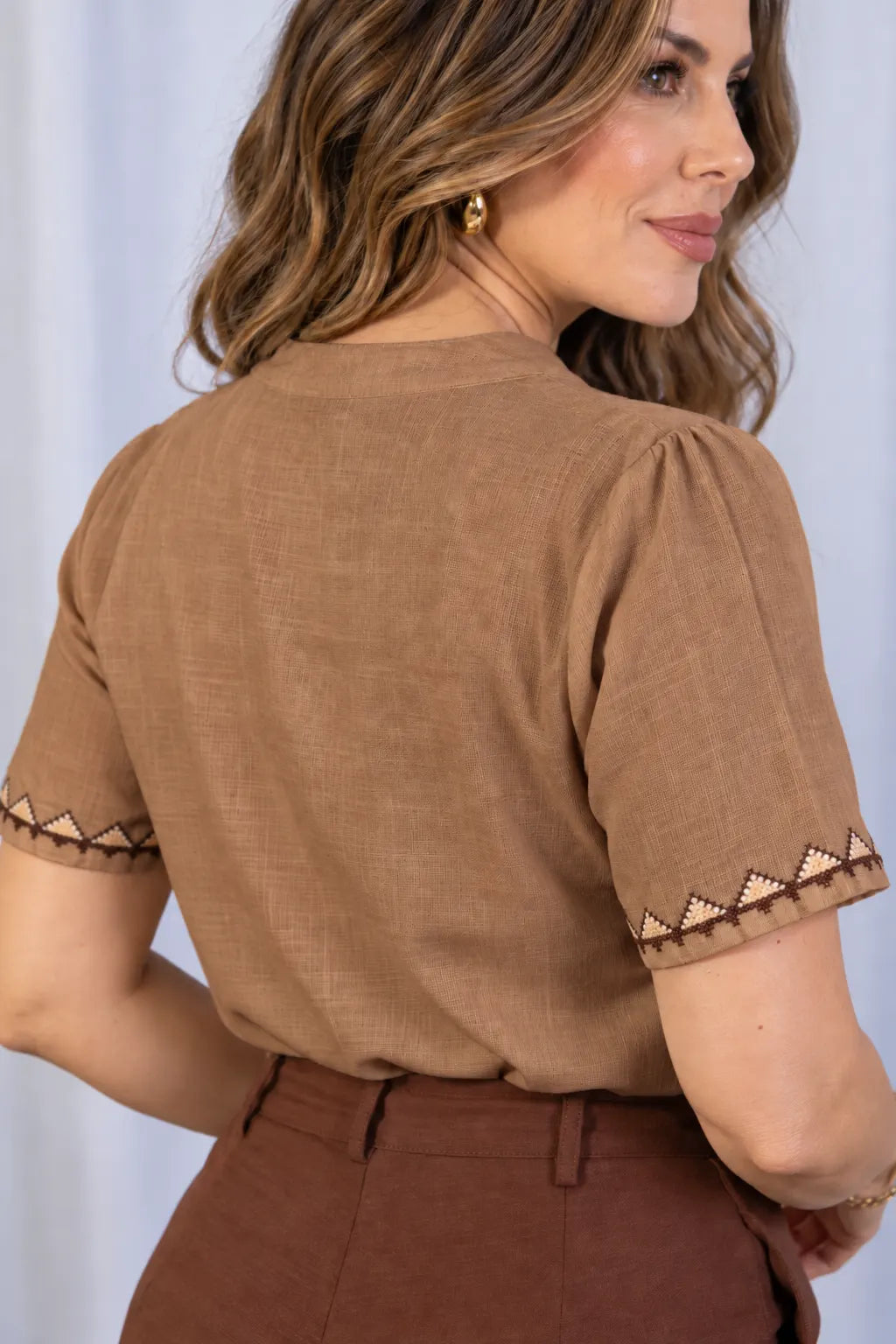 Blusa Manga Curta em Visco Linho com Bordados e Amarração Carina Marrom