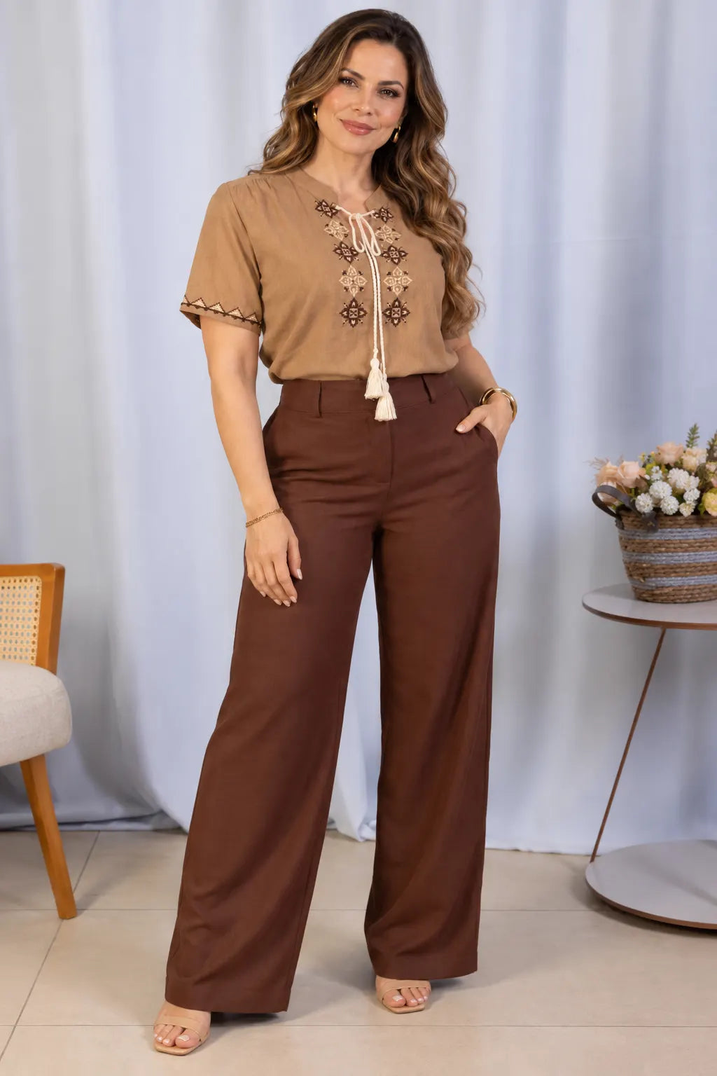 Blusa Manga Curta em Visco Linho com Bordados e Amarração Carina Marrom
