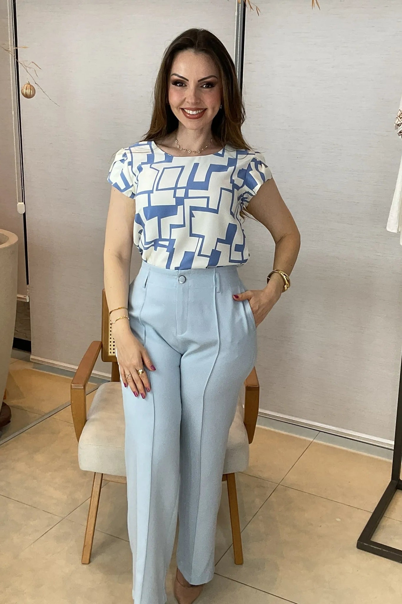 Conjunto: Blusa Manga Curta Transpassada Crepe Classic Carmen Estampada Geométrica Azul + Calça Pantalona Alfaiataria Botão Encapado Margareth Azul