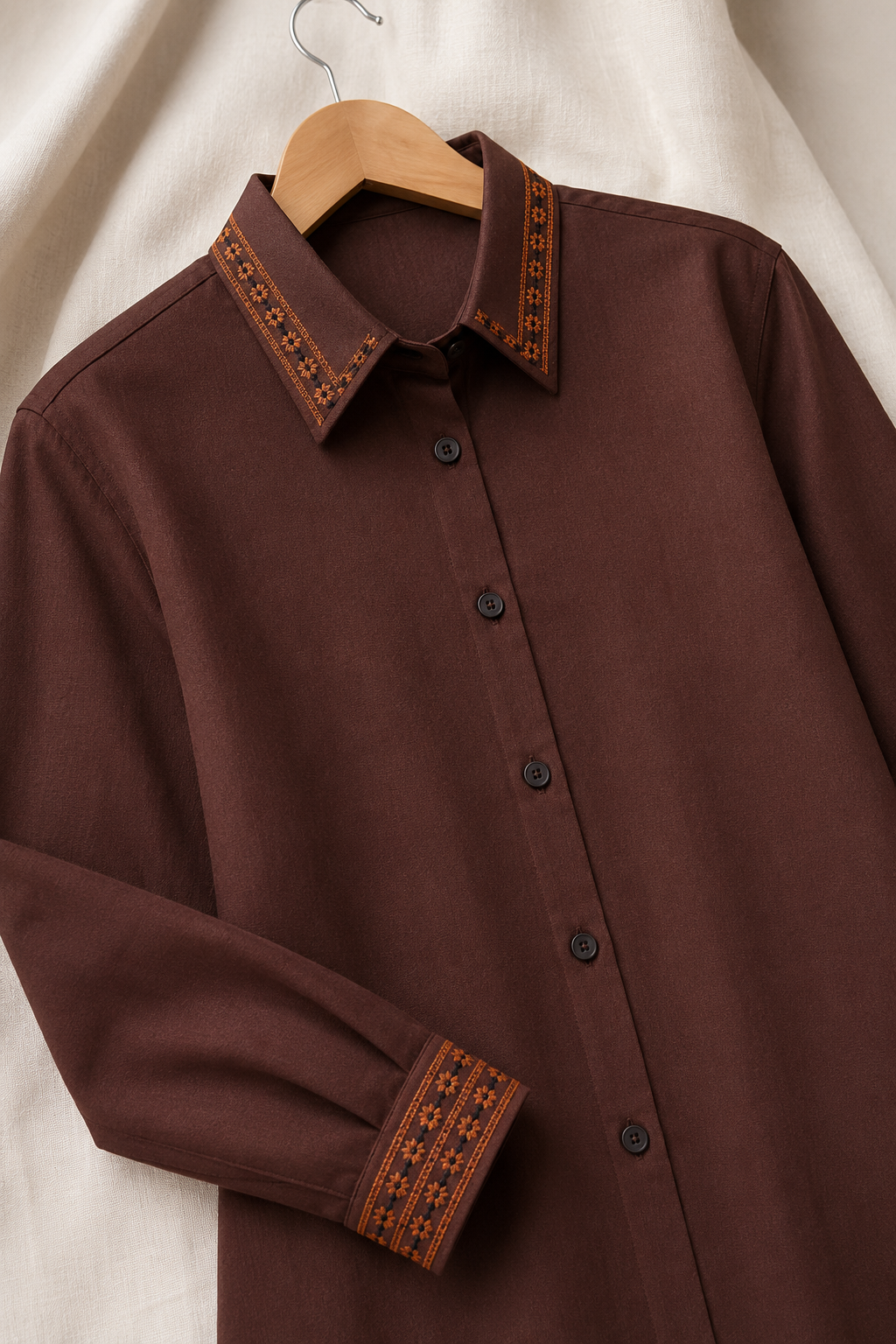 Camisa em Visco com Bordado Delicado Cátia Marrom