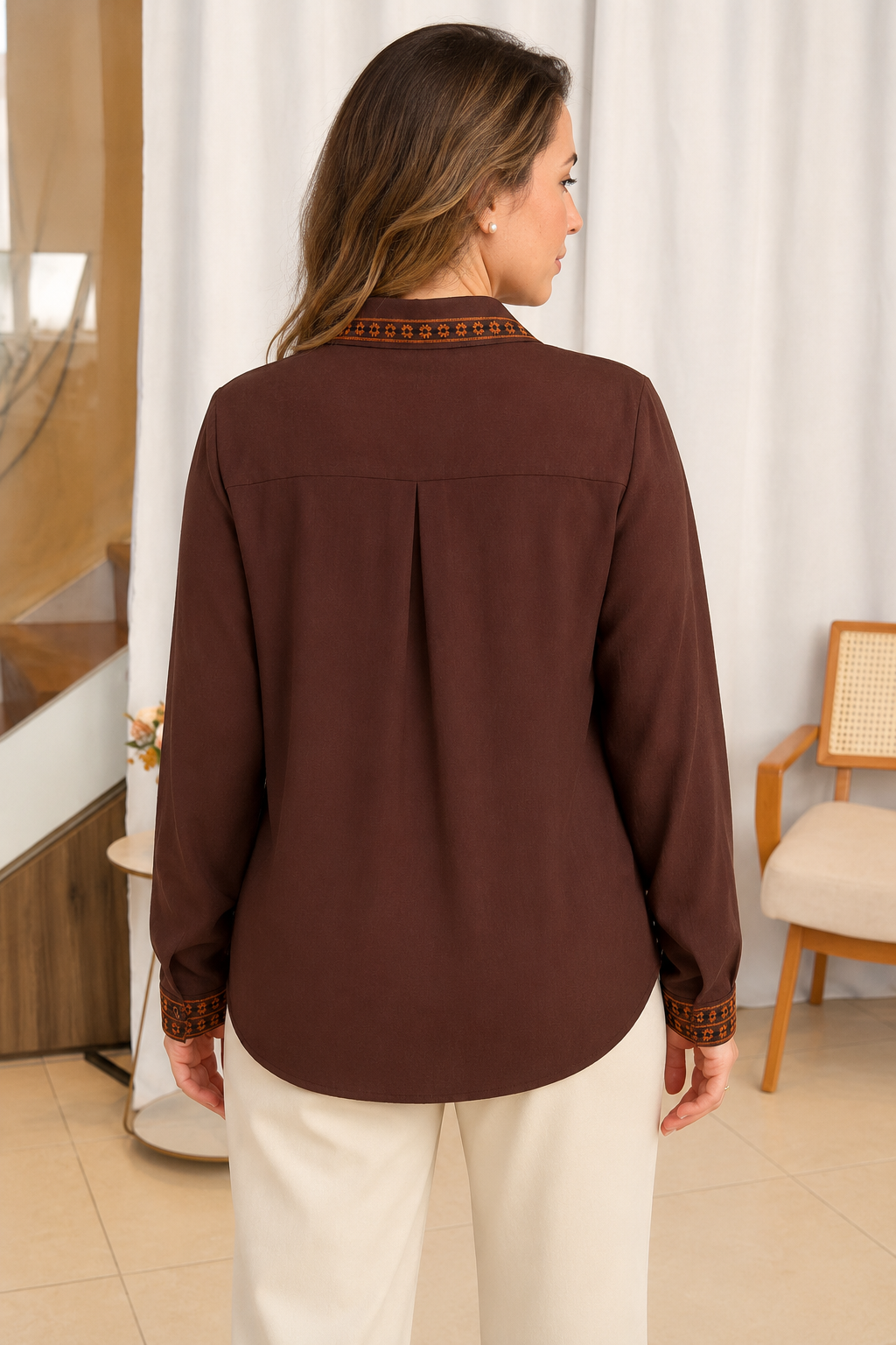 Camisa em Visco com Bordado Delicado Cátia Marrom