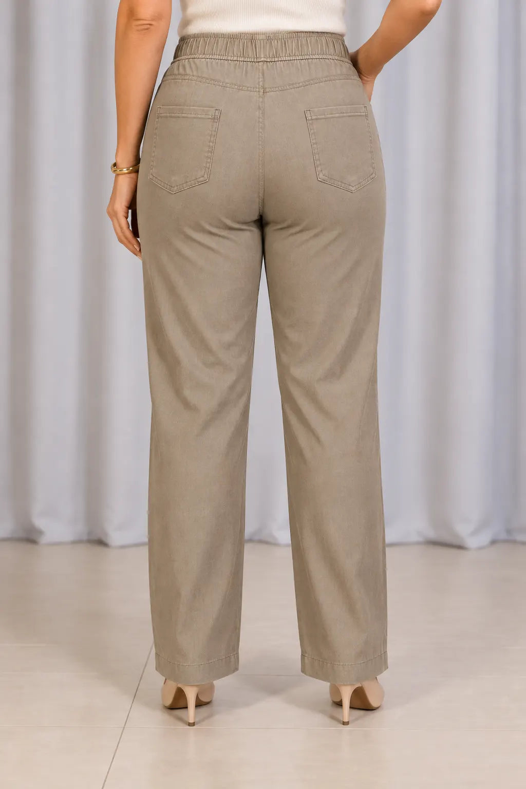 Calça Corte Reto em Chambray com Detalhe de Botões Célia Caqui
