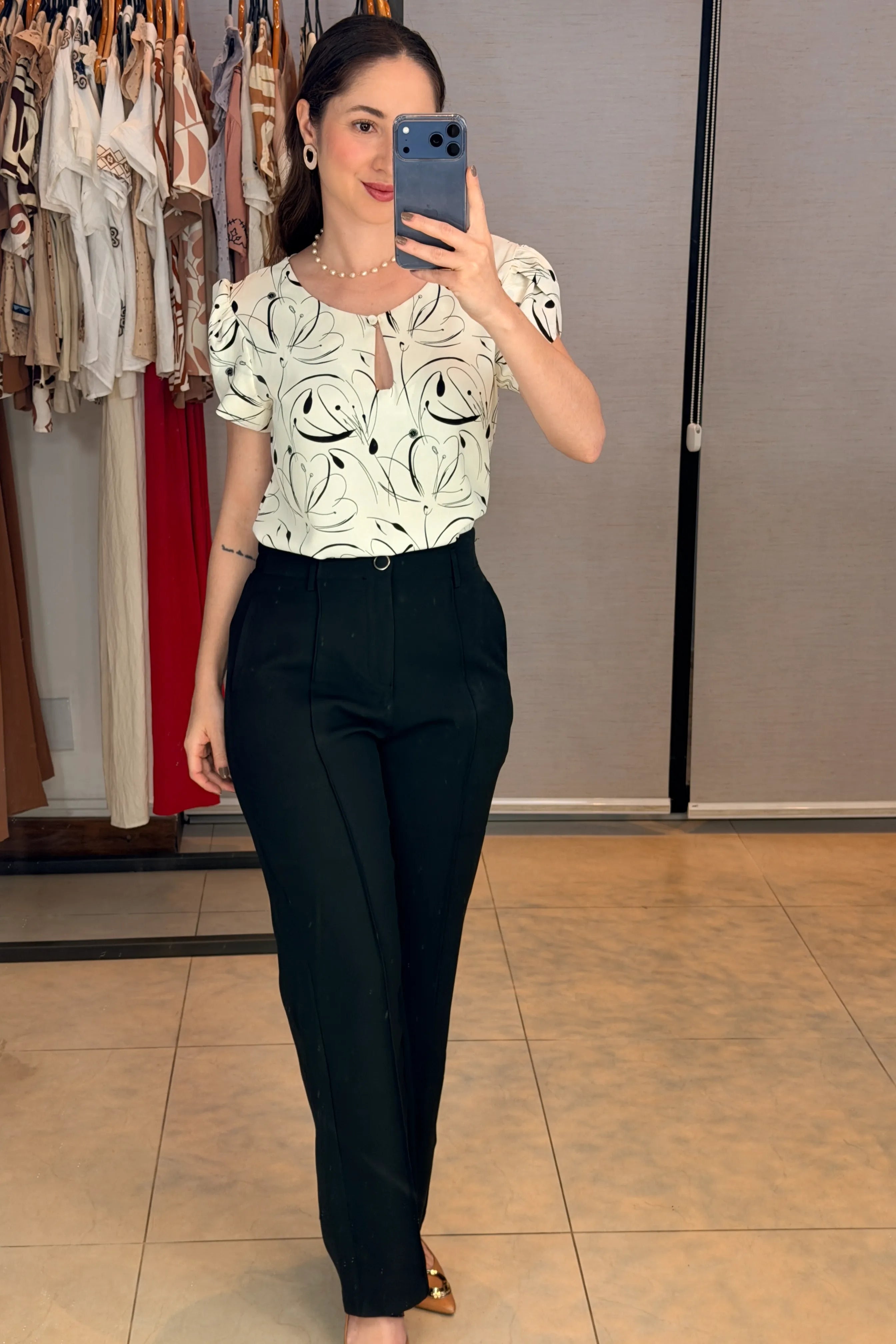 Conjunto: Blusa Manga Curta Transpassada Crepe Classic Celina Estampada Preta + Calça Pantalona Alfaiataria Botão Encapado Margareth Preta