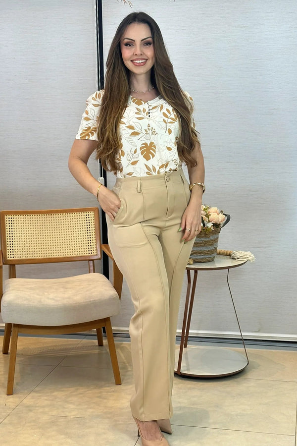 Conjunto: Blusa Manga Curta Decote em "V" Crepe Classic Cibele Estampada Marrom + Calça Pantalona Alfaiataria Botão Encapado Margareth Bege