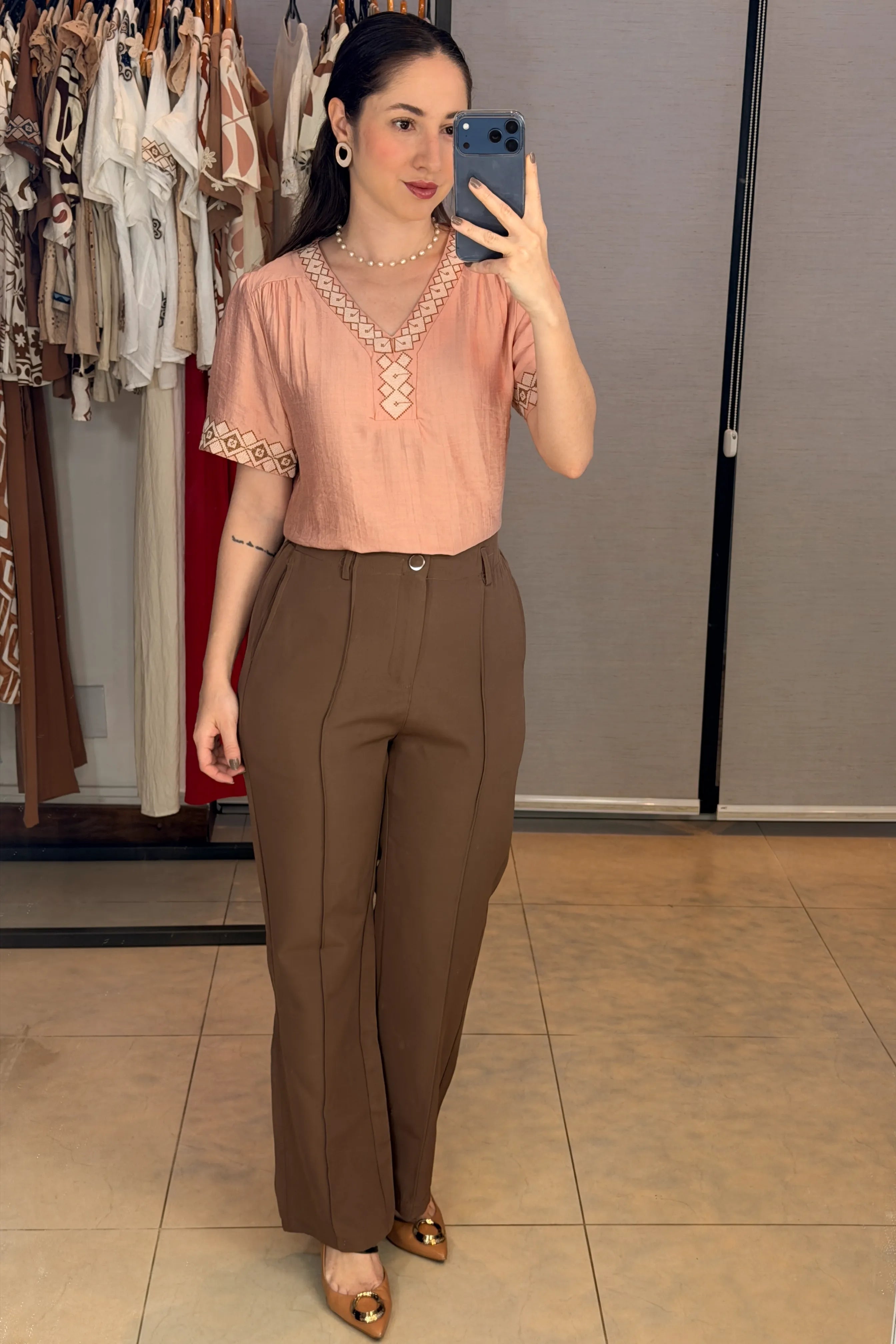 Conjunto: Blusa Manga Curta Detalhe Decote "V" Bordada Visco Brise Clarice Rosa + Calça Pantalona Alfaiataria Botão Encapado Margareth Marrom