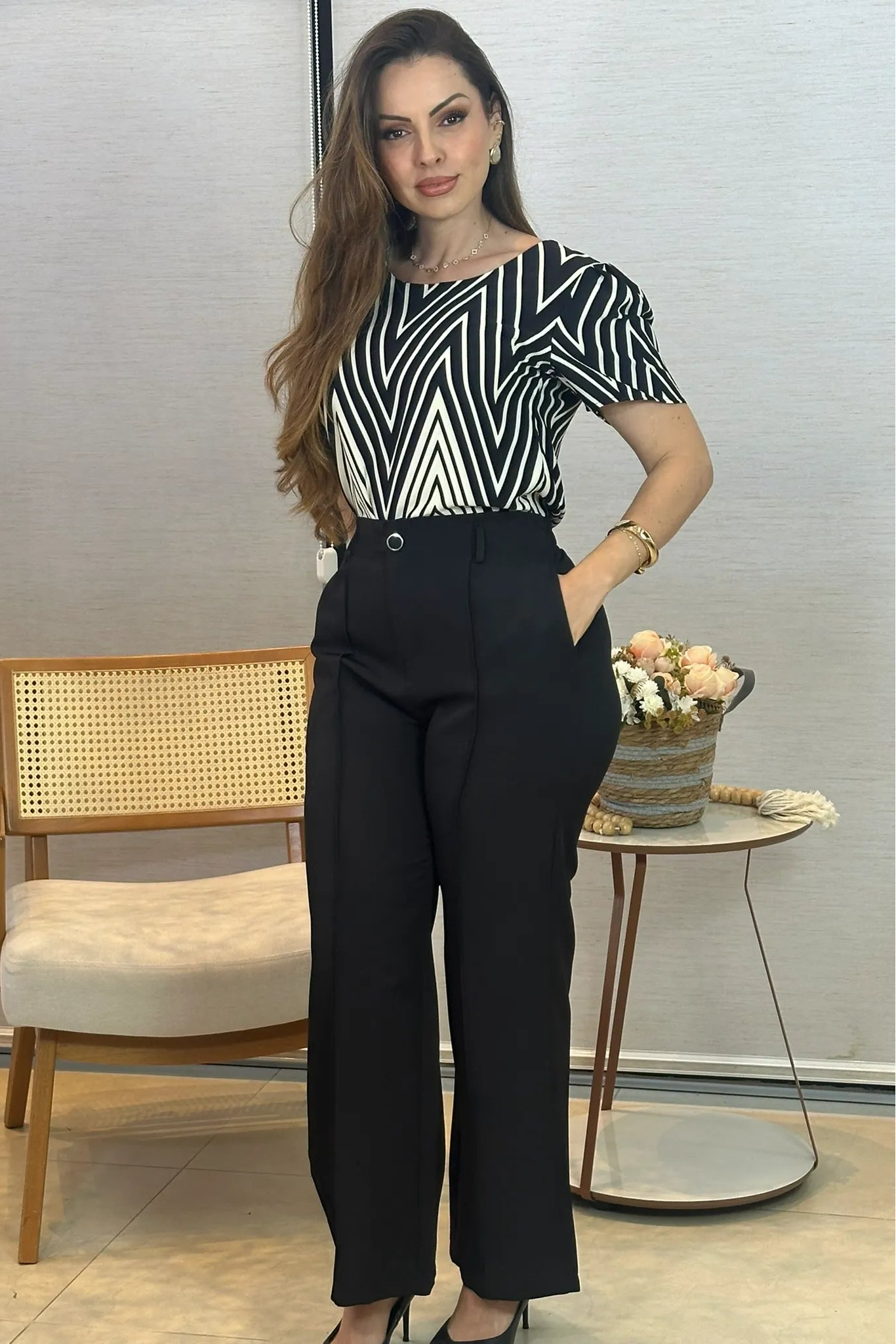 Conjunto: Blusa Manga Curta Crepe Classic Estampa Chevron Claudia Chevron Preta + Calça Pantalona Alfaiataria Botão Encapado Margareth Preta