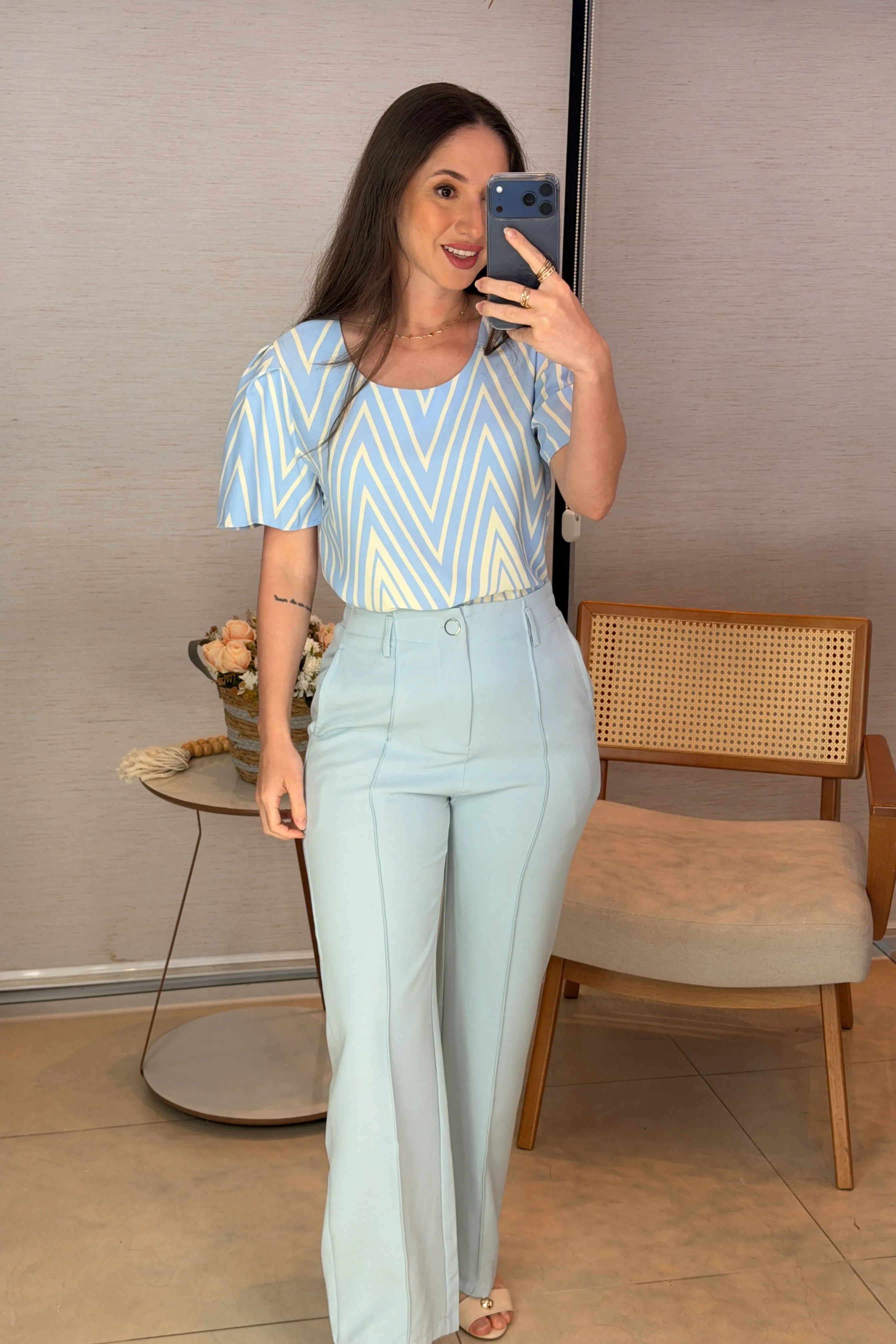 Conjunto: Blusa Manga Curta Crepe Classic Estampa Chevron Claudia Azul + Calça Pantalona Alfaiataria Botão Encapado Margareth Azul