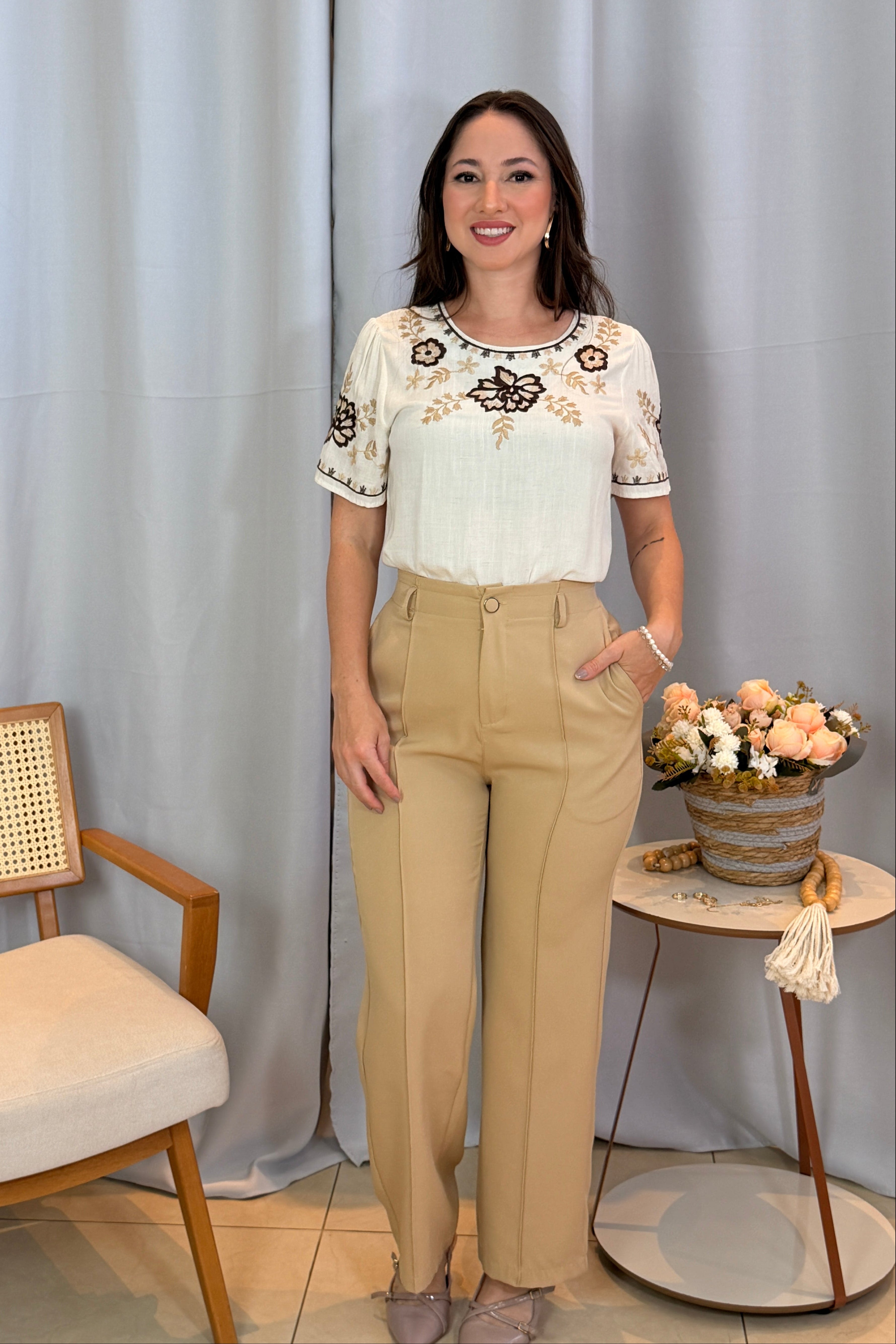 Conjunto: Blusa Manga Curta Visco-Linho Detalhes Bordados em Flores Darcy Branca + Calça Pantalona Alfaiataria Botão Encapado Margareth Bege