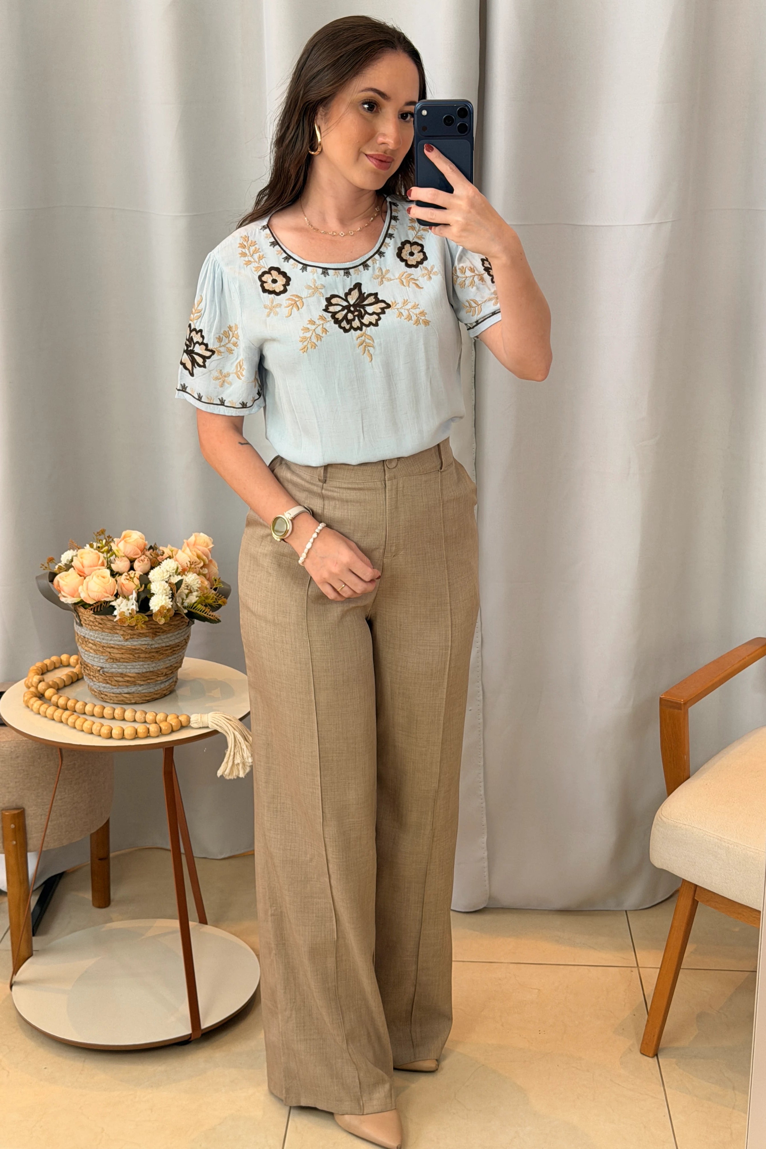 Conjunto: Blusa Manga Curta Vico-Linho Detalhes Bordados em Flores Darcy Azul + Calça Corte Reto Cotton Alfaiataria Lisse Detalhe em Friso Ariane Caqui