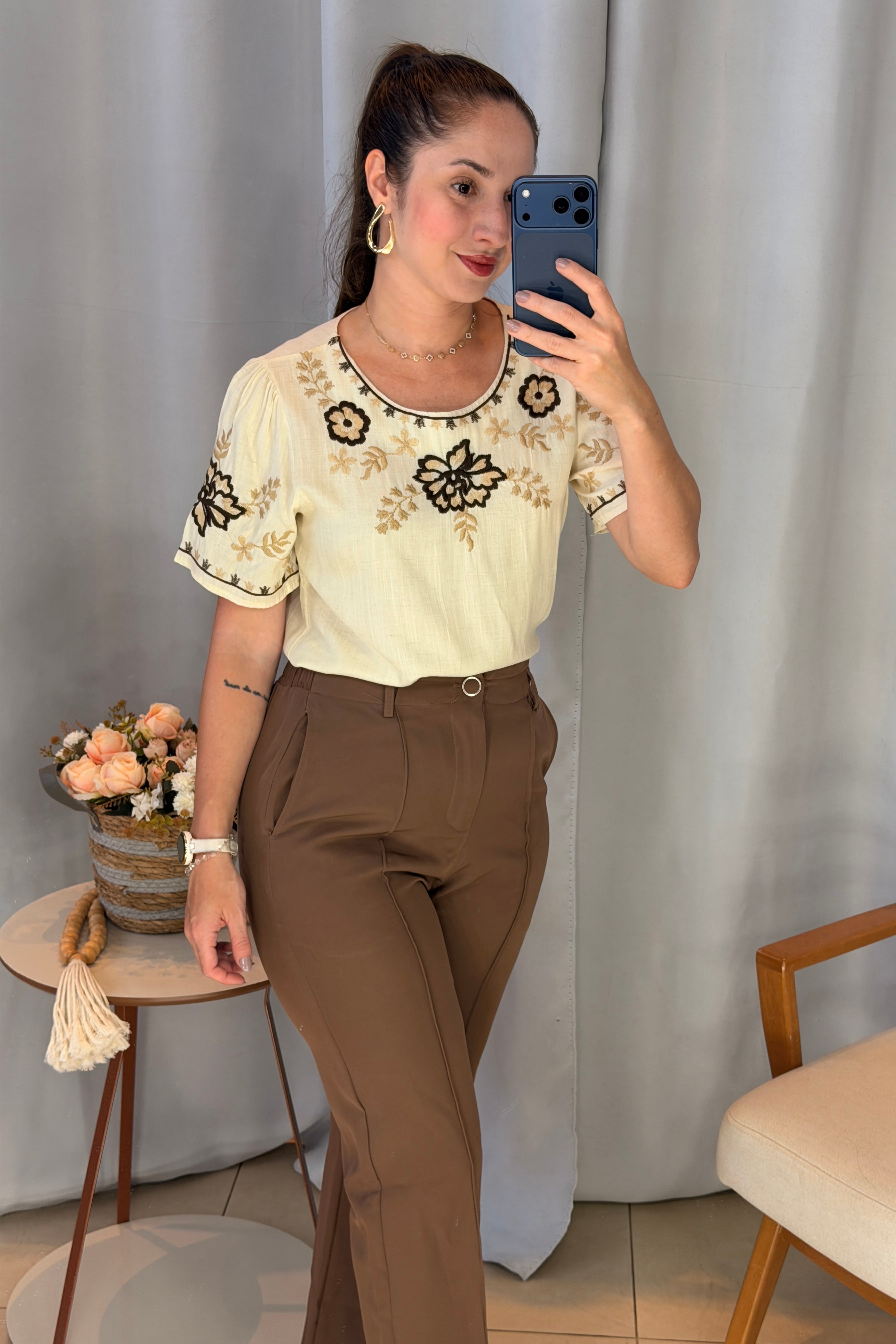 Conjunto: Blusa Manga Curta Visco-Linho Detalhes Bordados em Flores Darcy Creme + Calça Pantalona Alfaiataria Botão Encapado Margareth Marrom