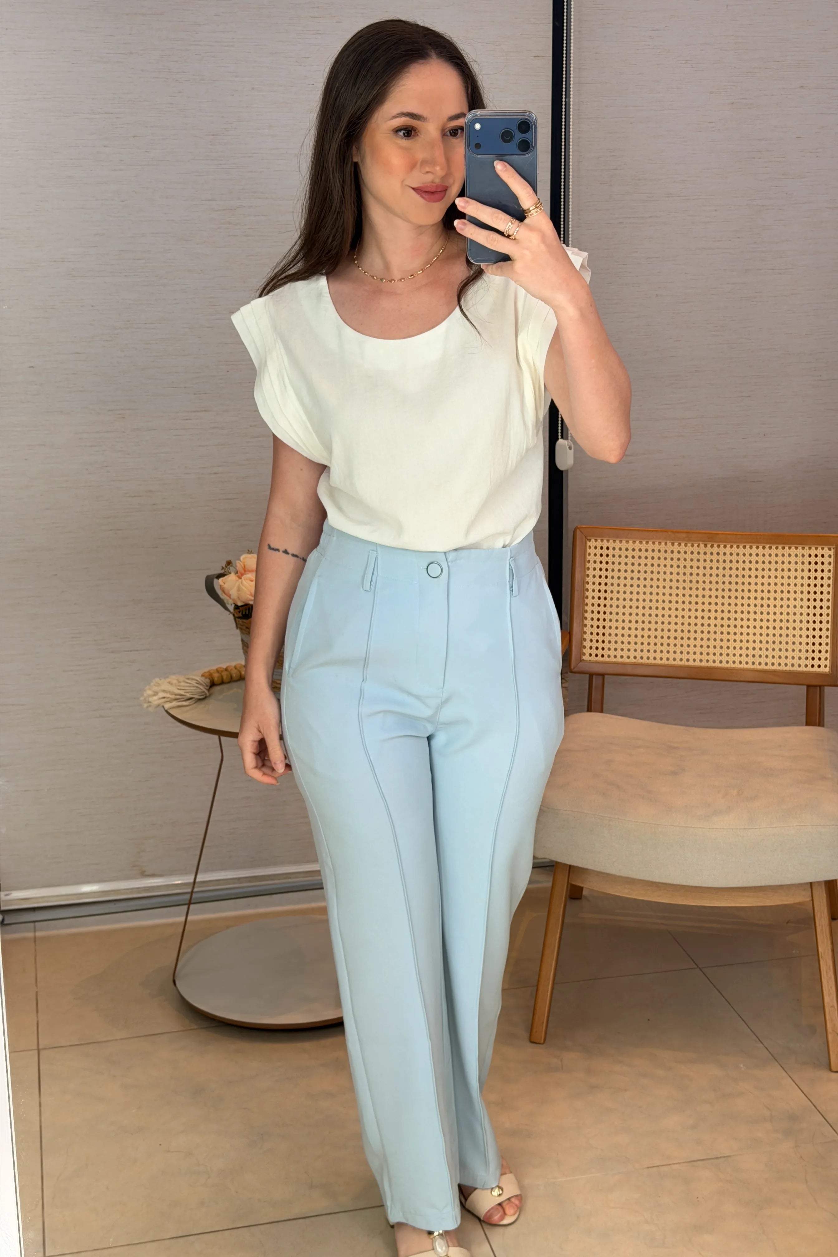 Conjunto: Blusa Regata Muscle Tee em Cotton Mix Detalhe Cava Dobrada Diana Branca + Calça Pantalona Alfaiataria Botão Encapado Margareth Azul