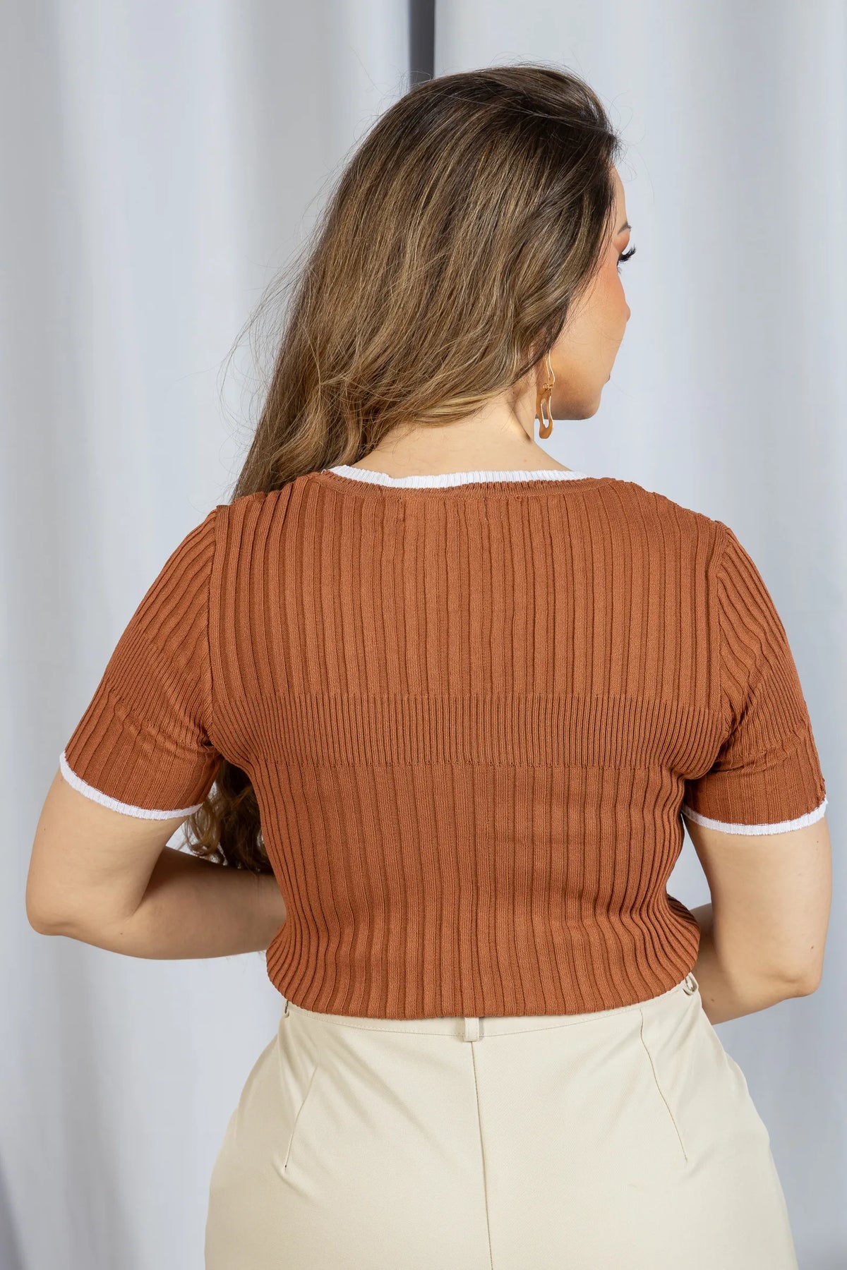 Blusa que Estica Detalhes Contrastantes Alessia Caramelo - adicional 7
