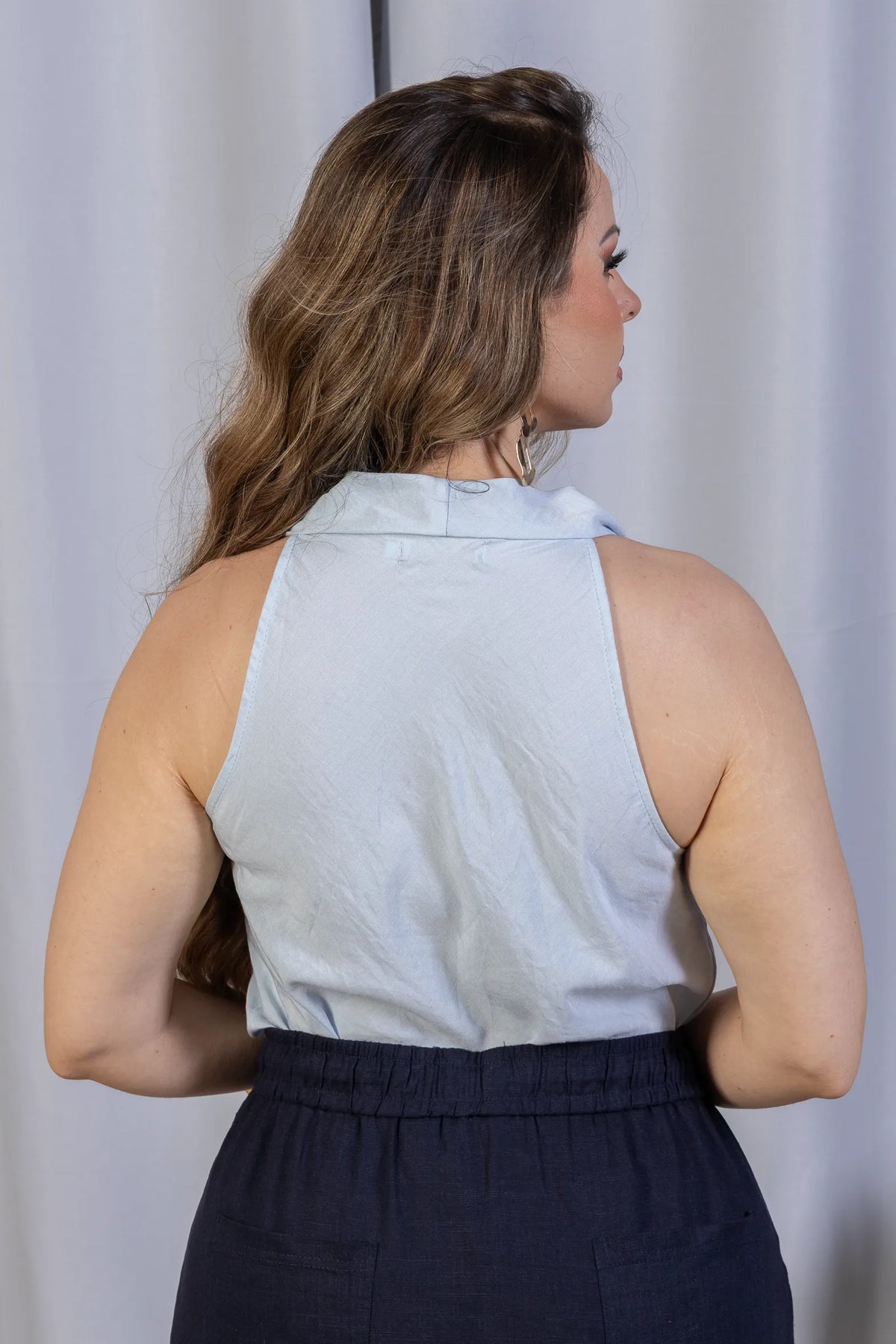 Blusa Regata com Gola Drapeada e Broche Dourado Carlota Azul