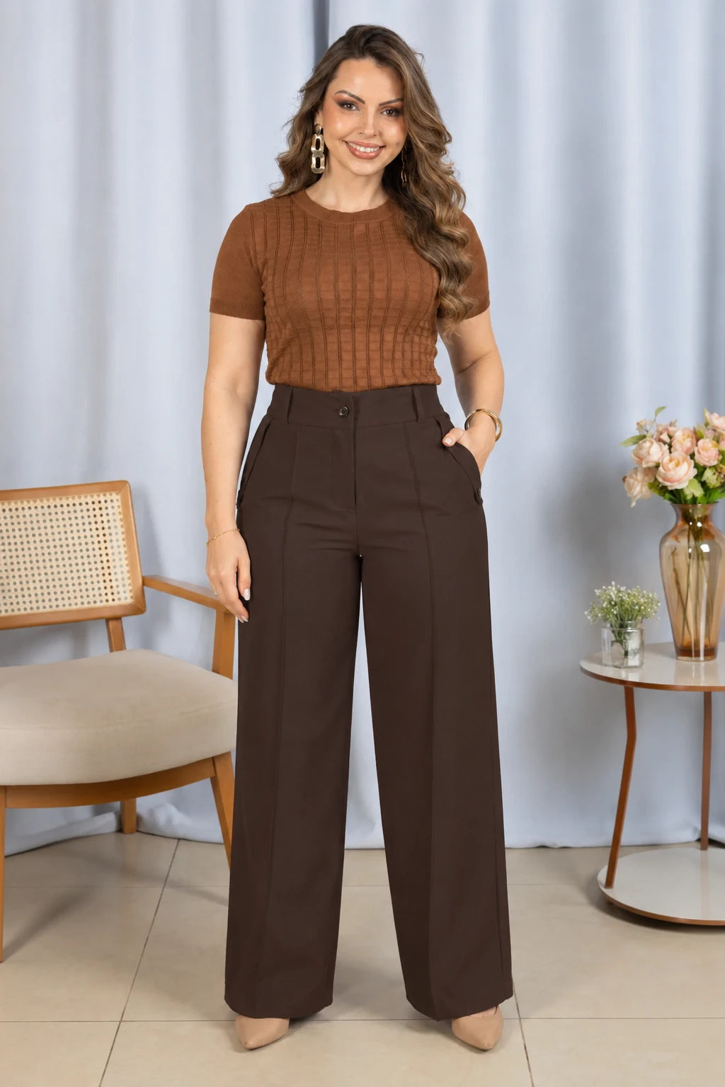 Calça Alfaiataria Corte Reto Friso Joyce Marrom - frente
