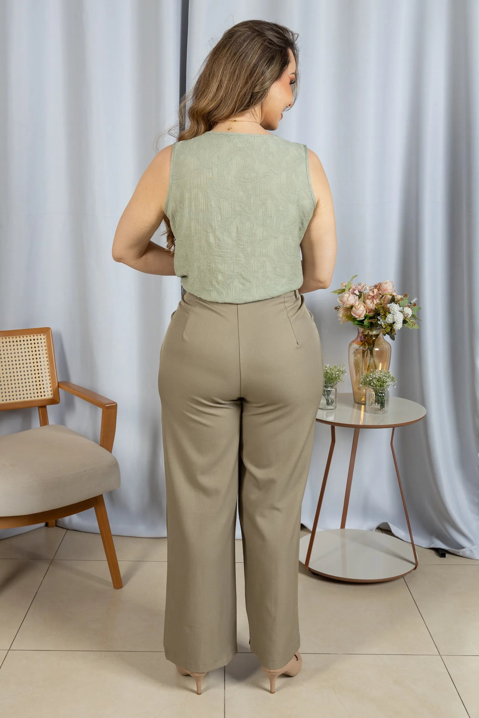 Blusa Regata Em Cambraia Texturizada Ângela Verde - costas
