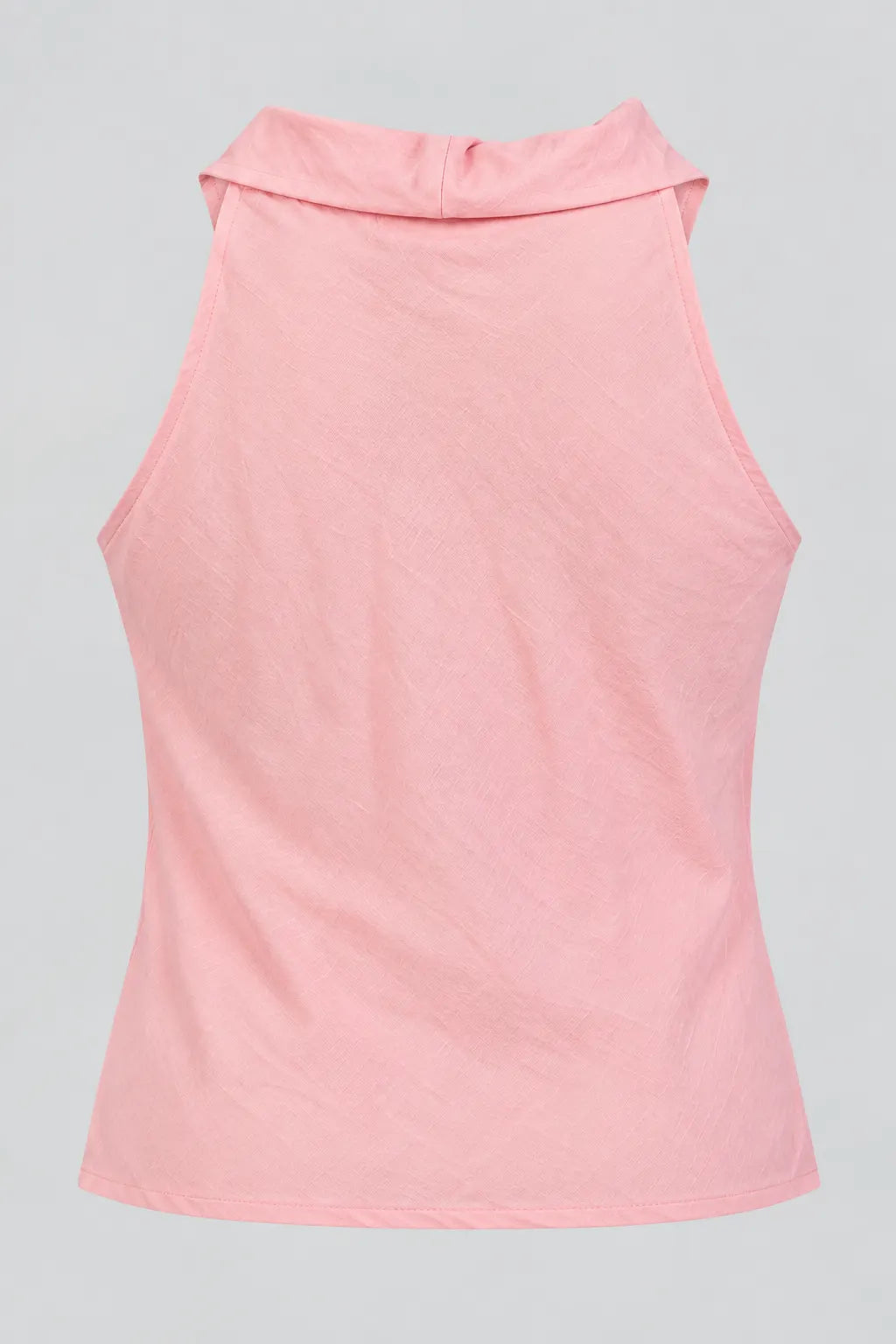 Blusa Regata com Gola Drapeada e Broche Dourado Carlota Rosa