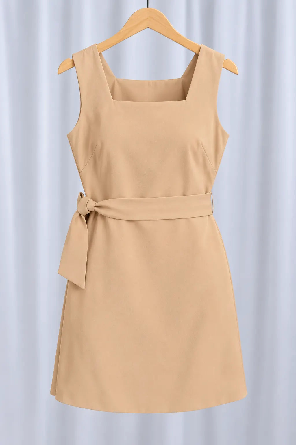 Vestido em Alfaiataria Decote Quadrado Malu Bege