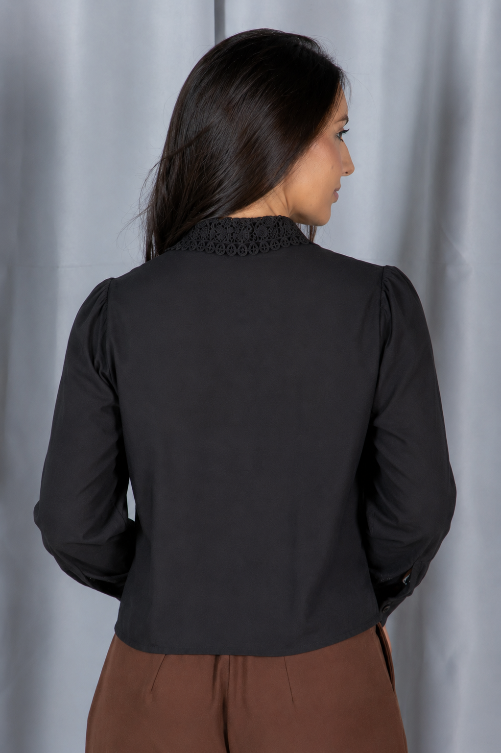 Camisa em Laise com Detalhes em Renda Marina Preta