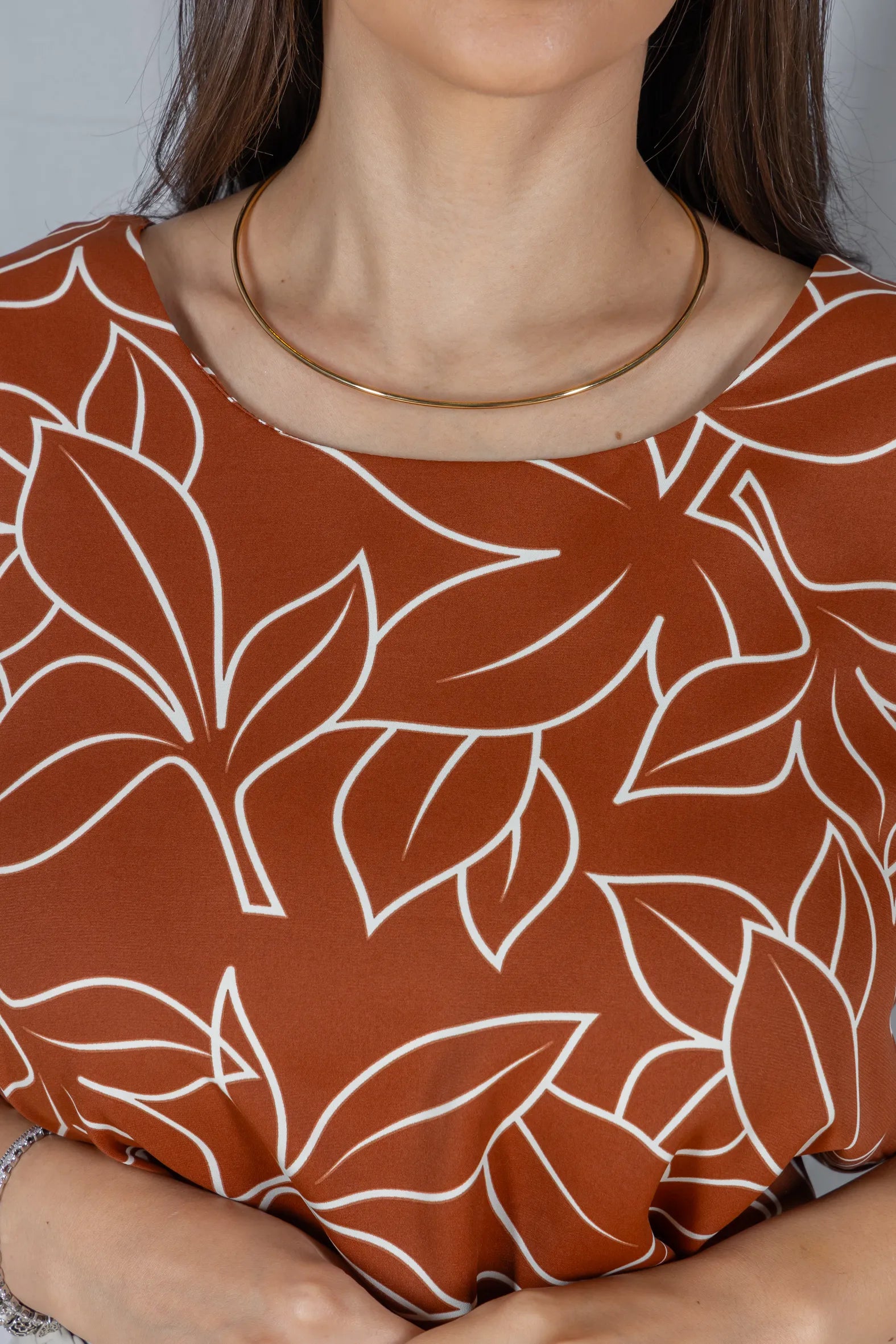 Blusa Estampada com Manga Transpassada Suelen Marrom - costas