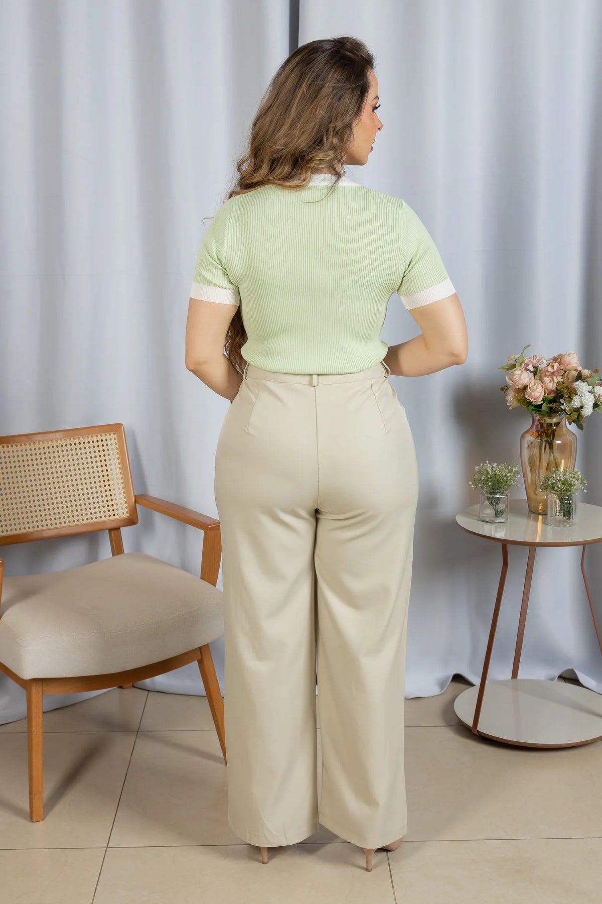 Blusa Leve com Detalhes Contrastantes Fernanda Verde - costas