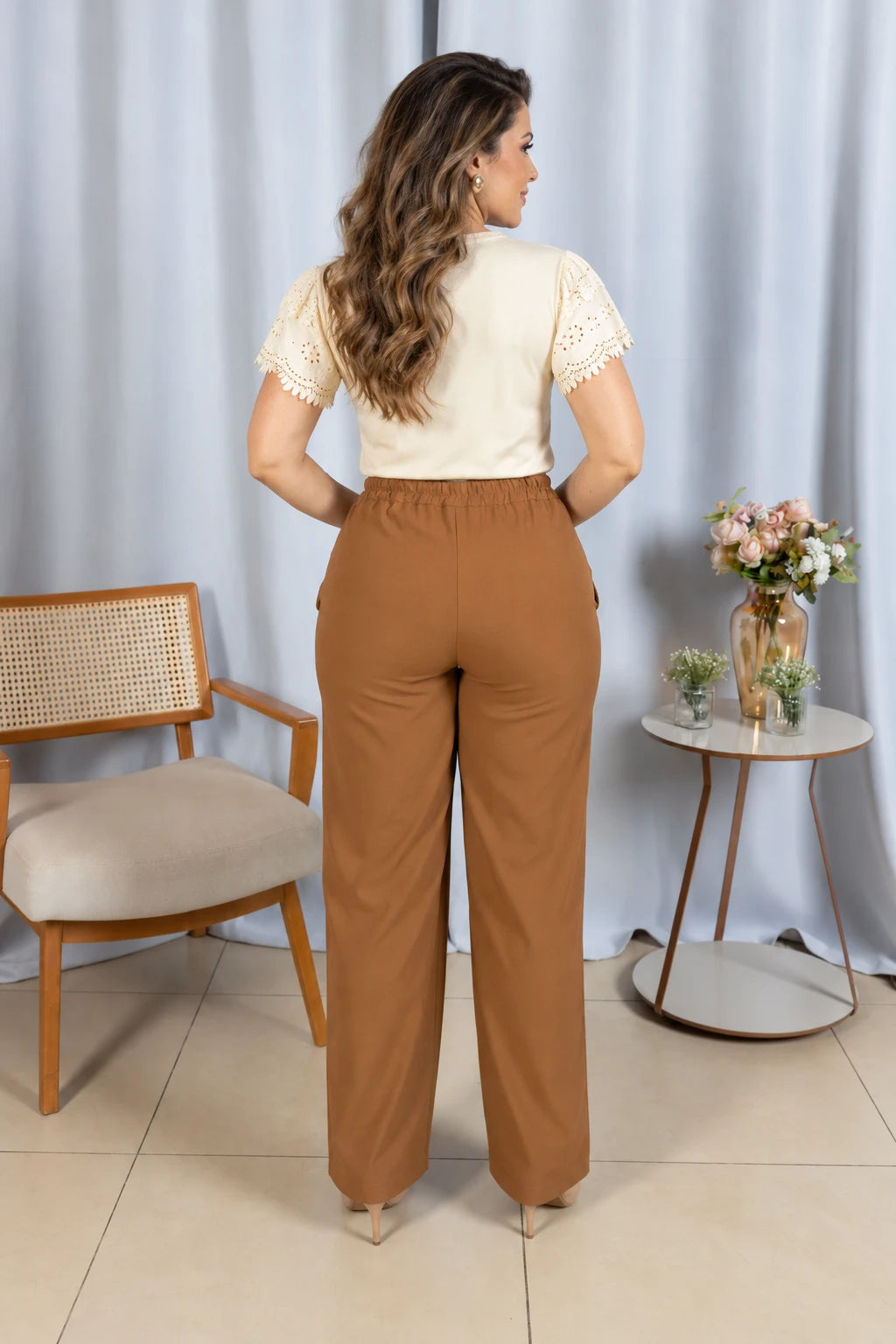 Calça Pantalona Confortável Cós com Elástico Simone Caramelo - costas