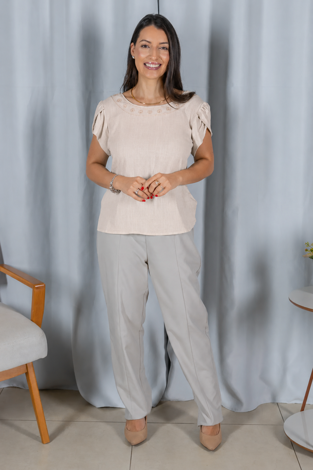 Blusa Manga Curta Transpassada com Bordado Delicado Selma Bege