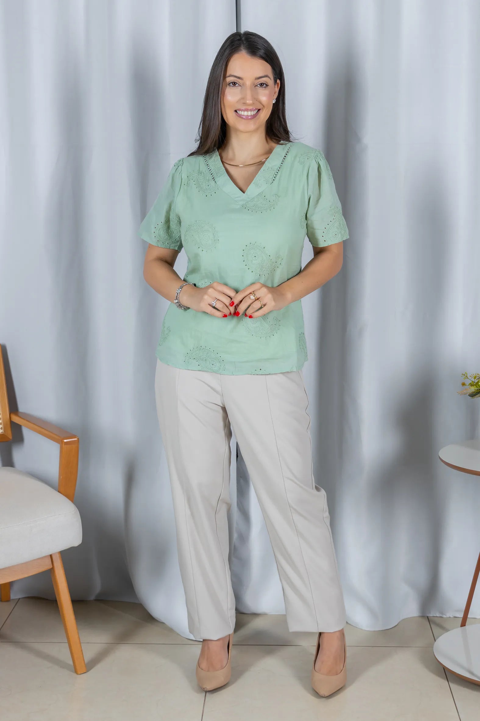 Blusa Laise com Decote V Emanuelle Verde - frente principal