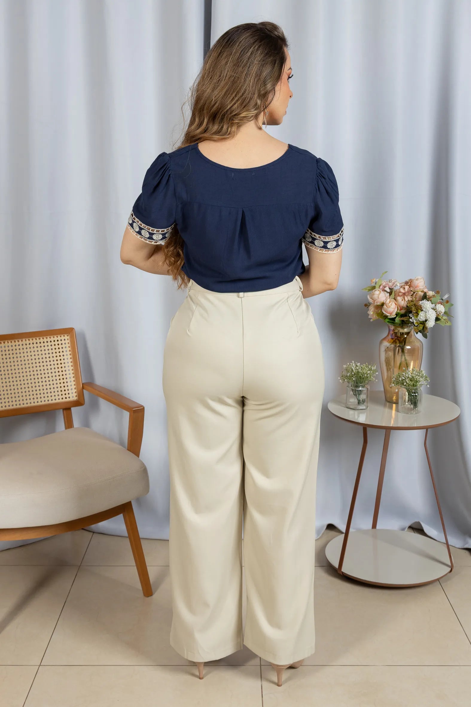 Blusa Manga Curta Em Viscose Bordado Entremeio Tamara Azul Marinho - costas