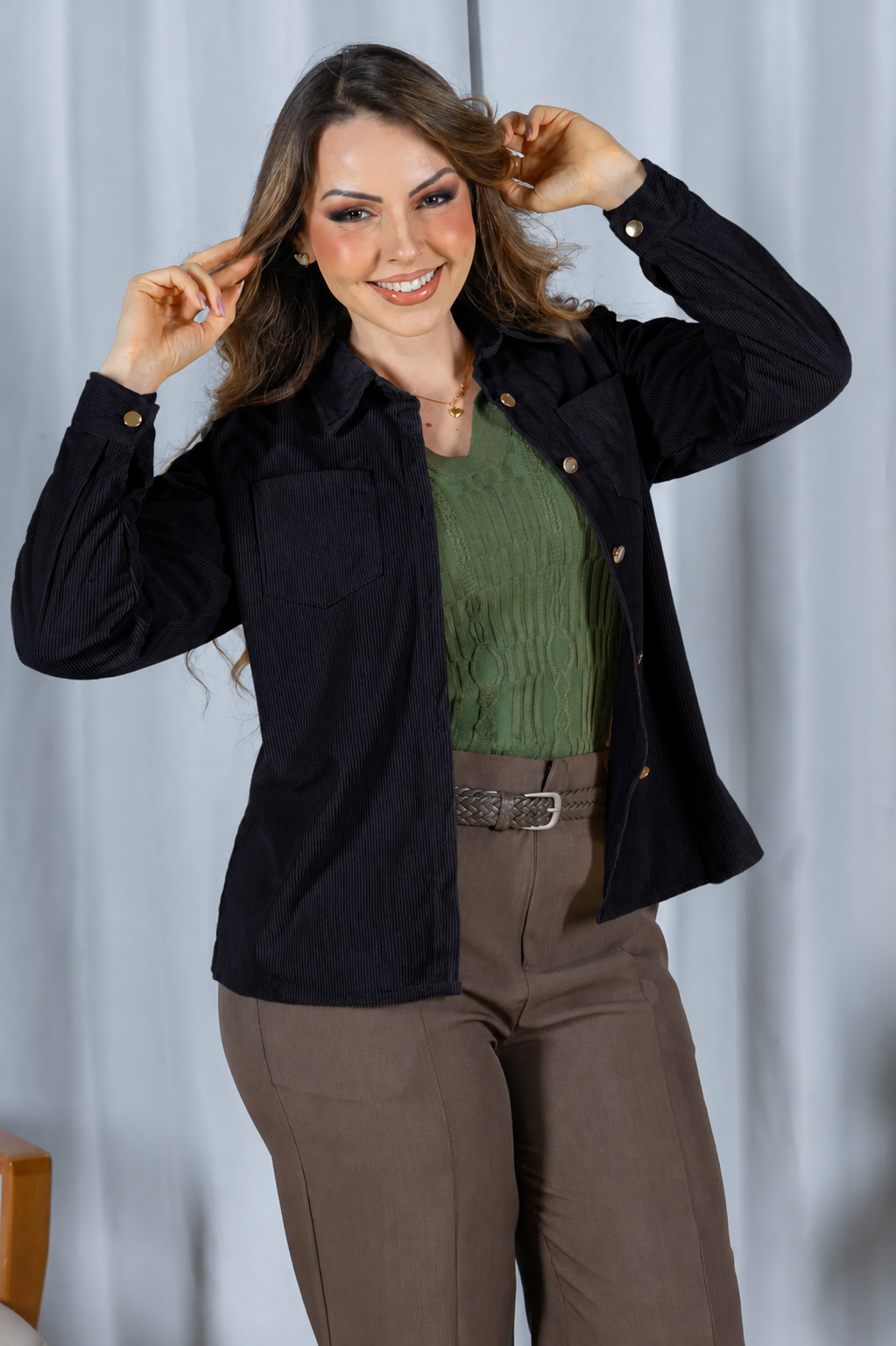 Camisa Cotelê com Bolsos Zoey Preta