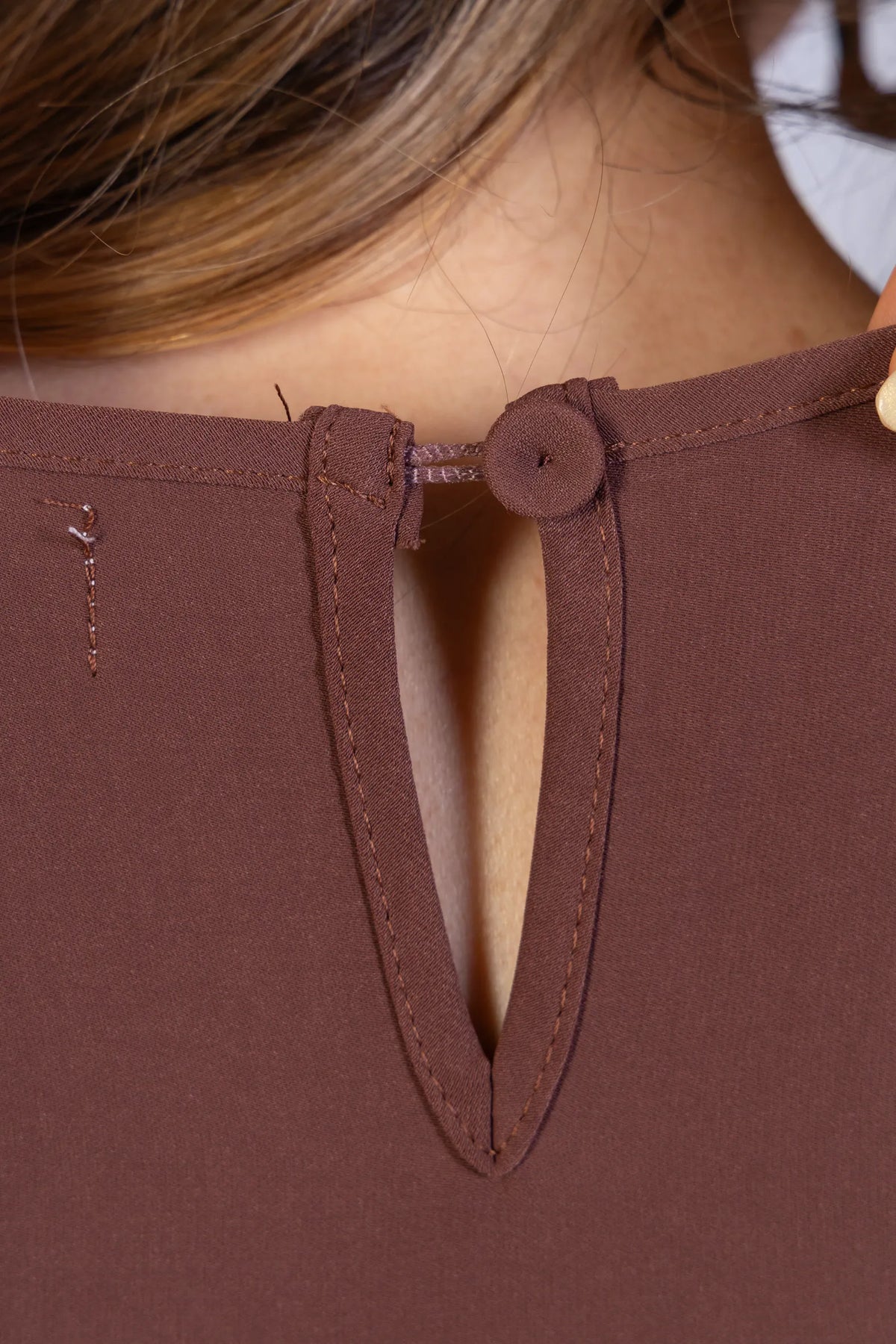 Blusa Manga Curta em Crepe Classic com Broche na Manga Nádia Marrom
