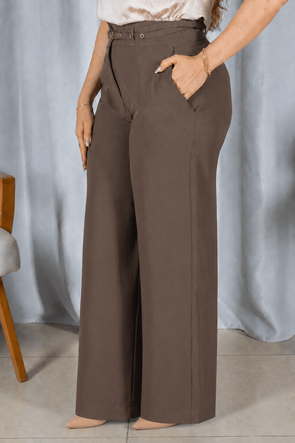 Calça Pantalona que Alonga a Silhueta Luiza Marrom Oliva