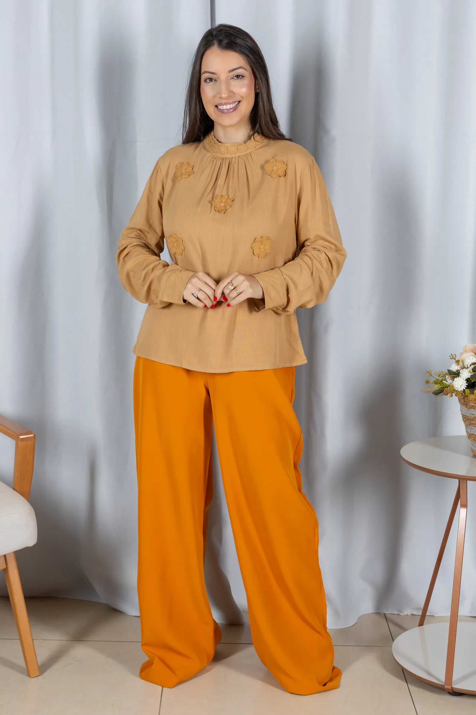 Blusa Manga Longa Visco-Linho com Bordado Floral Sonia Bege