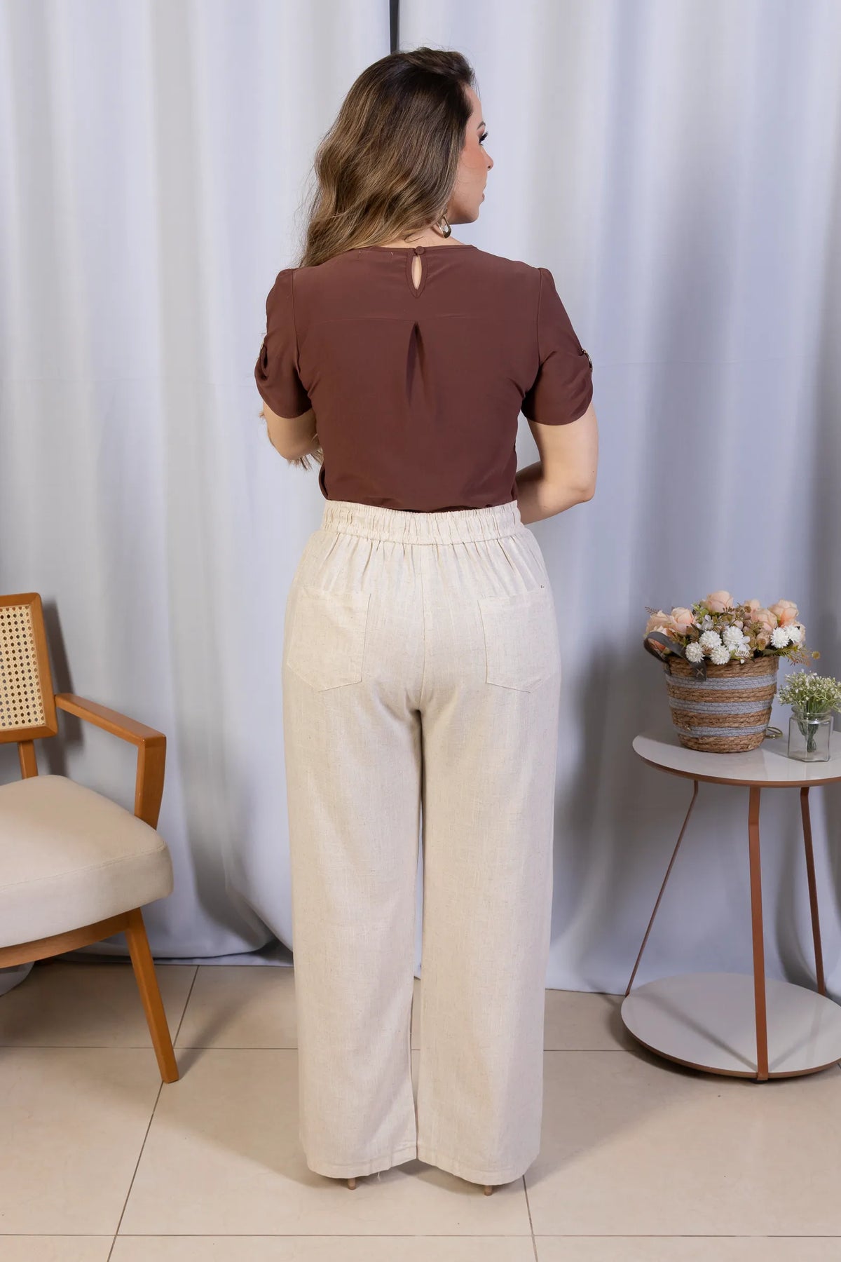Blusa Manga Curta em Crepe Classic com Broche na Manga Nádia Marrom