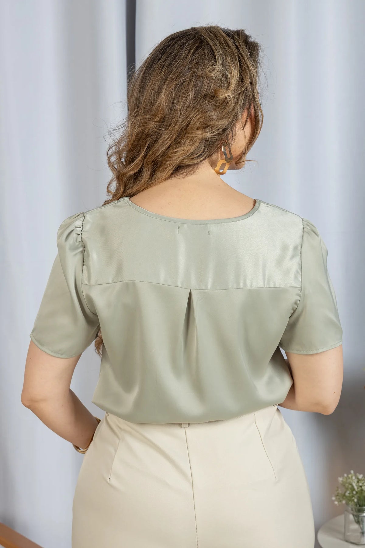 Blusa Manga Curta Poly Silk Detalhe Colo Lauane Verde - adicional 9