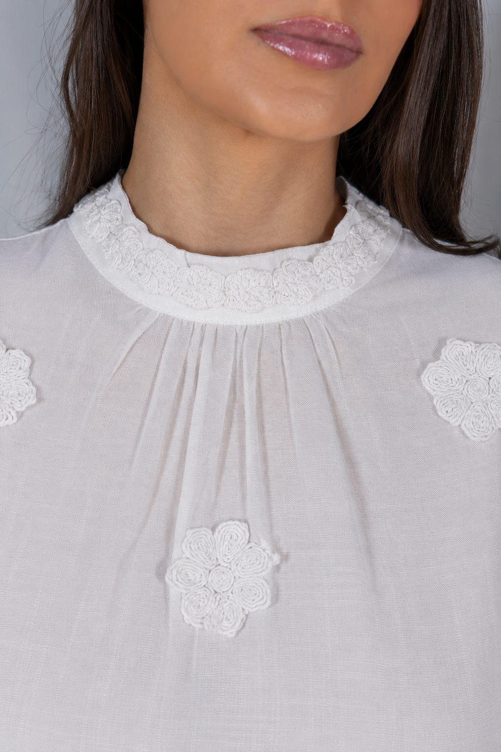 Blusa Manga Longa Visco-Linho com Bordado Floral Sonia Branca