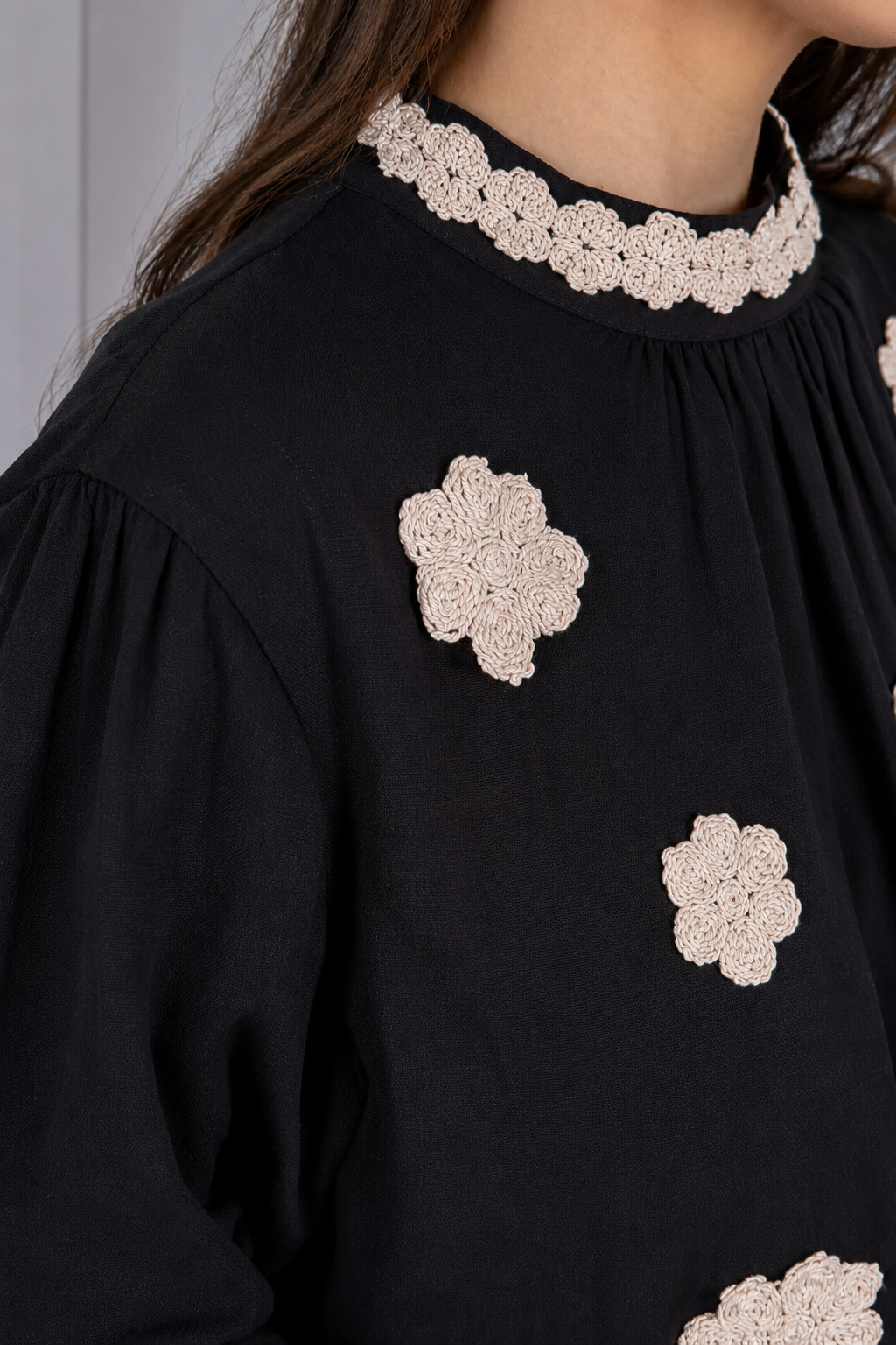 Blusa Manga Longa Visco-Linho com Bordado Floral Sonia Preta