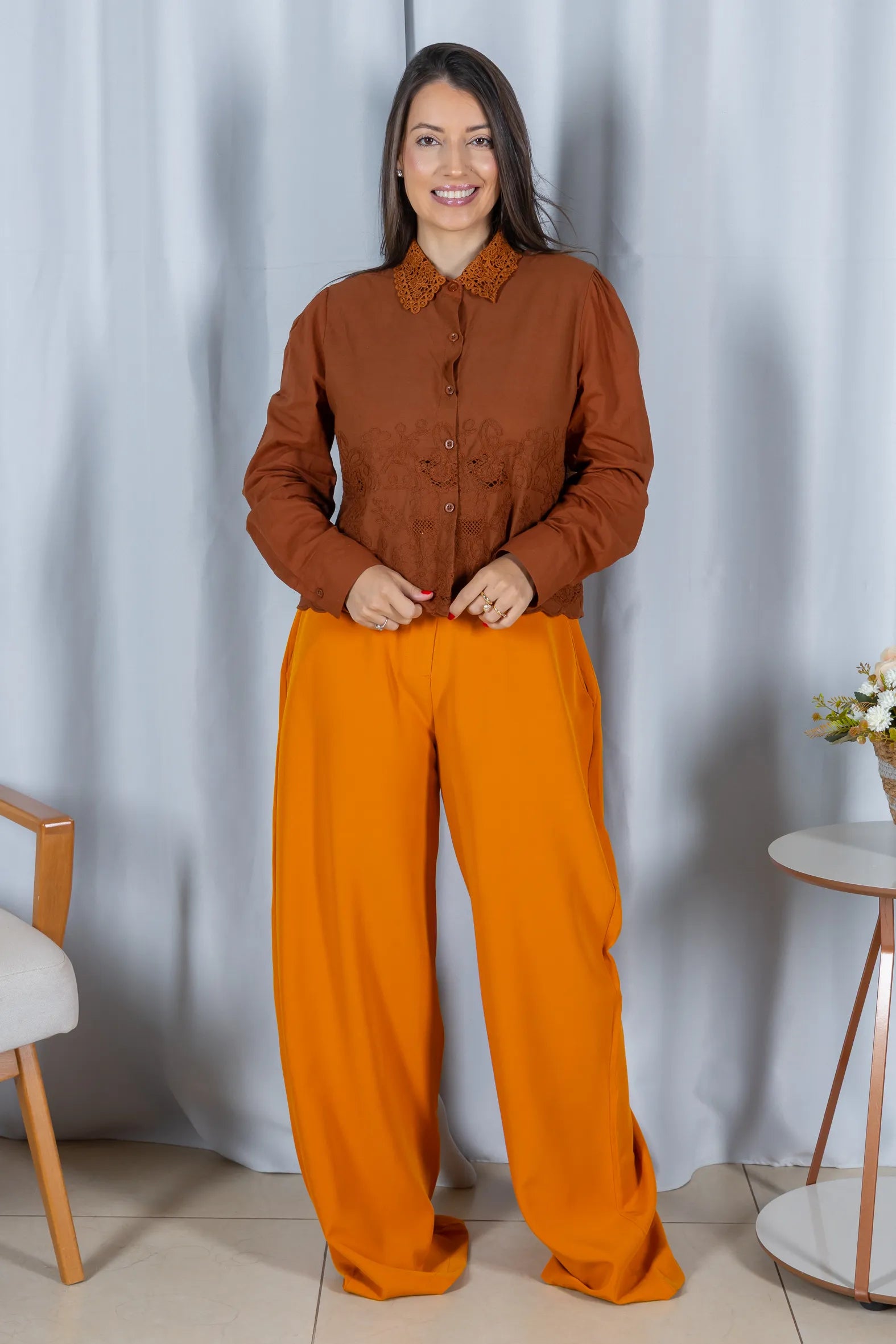 Camisa em Laise com Detalhes em Renda Marina Marrom